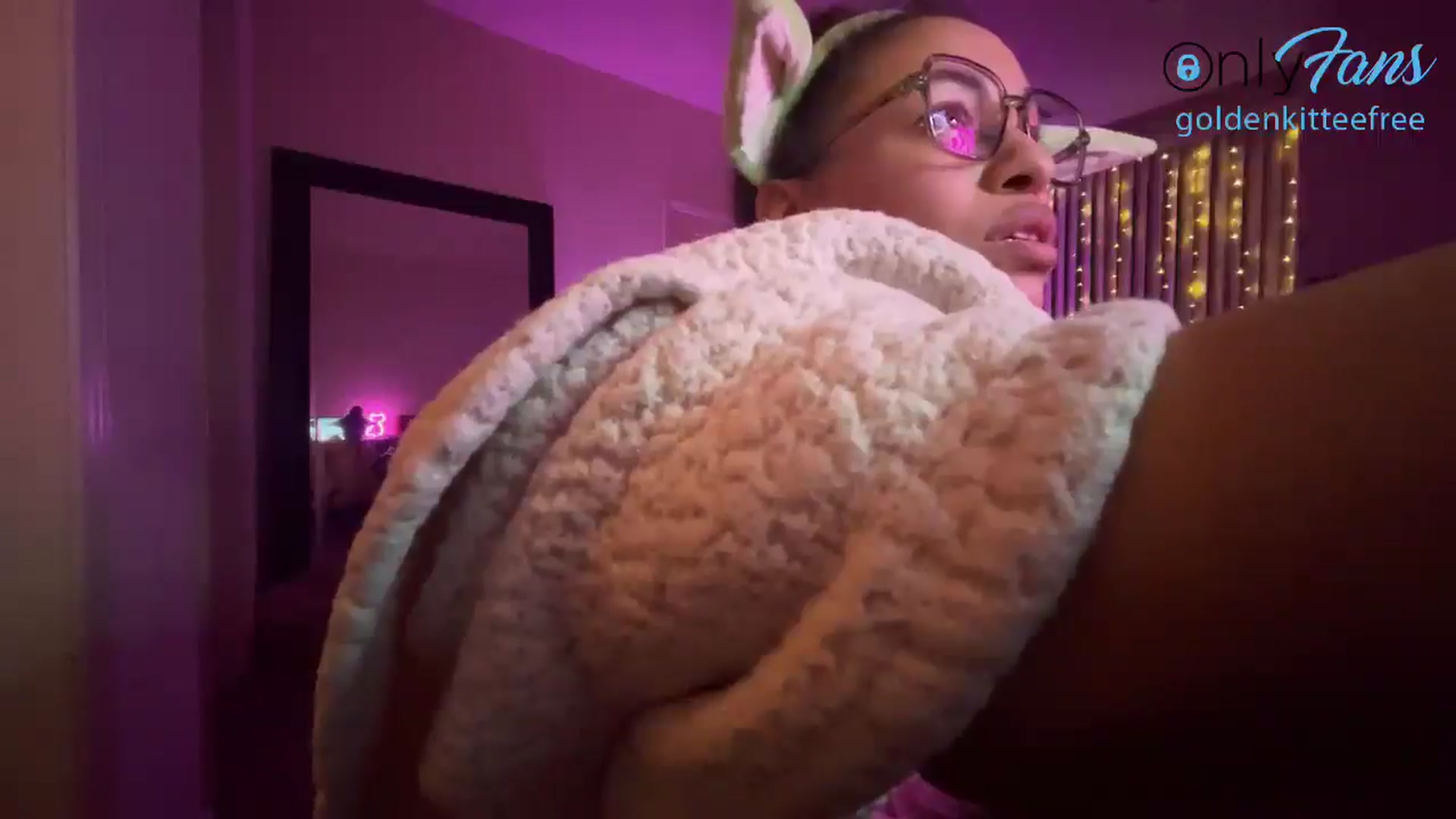 Gallery image thumbnail from GoldenKittee's myfreecams stream on, 05/03/2024, 10:05 image 13 of 20