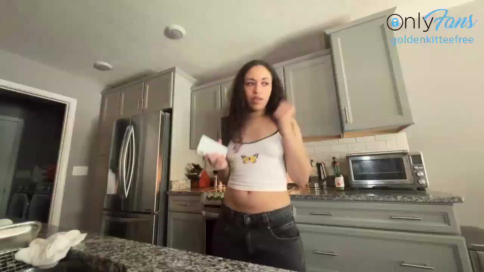 Gallery image thumbnail from GoldenKittee's myfreecams stream on, 06/17/2024, 20:25 image 18 of 20