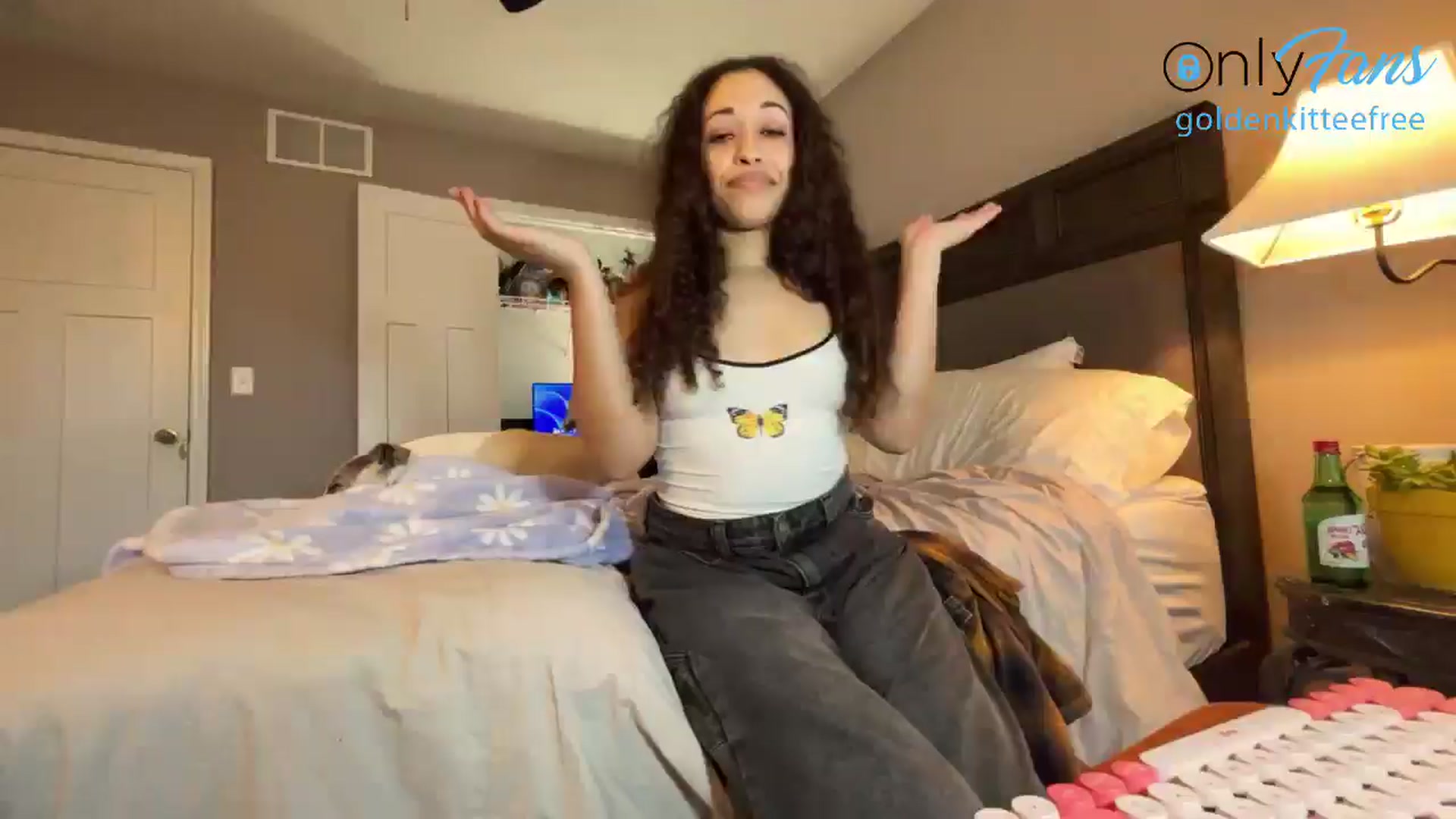 Gallery image thumbnail from GoldenKittee's myfreecams stream on, 06/18/2024, 24:15 image 13 of 20