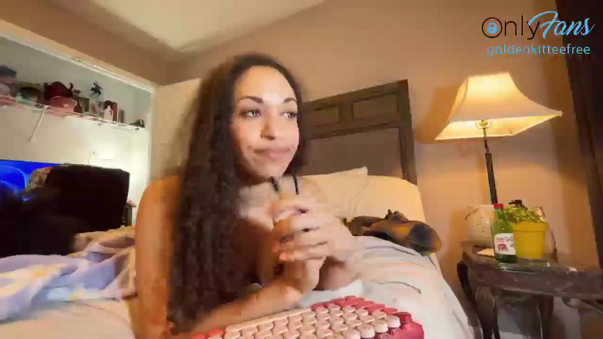 Gallery image thumbnail from GoldenKittee's myfreecams stream on, 06/18/2024, 02:54 image 11 of 20