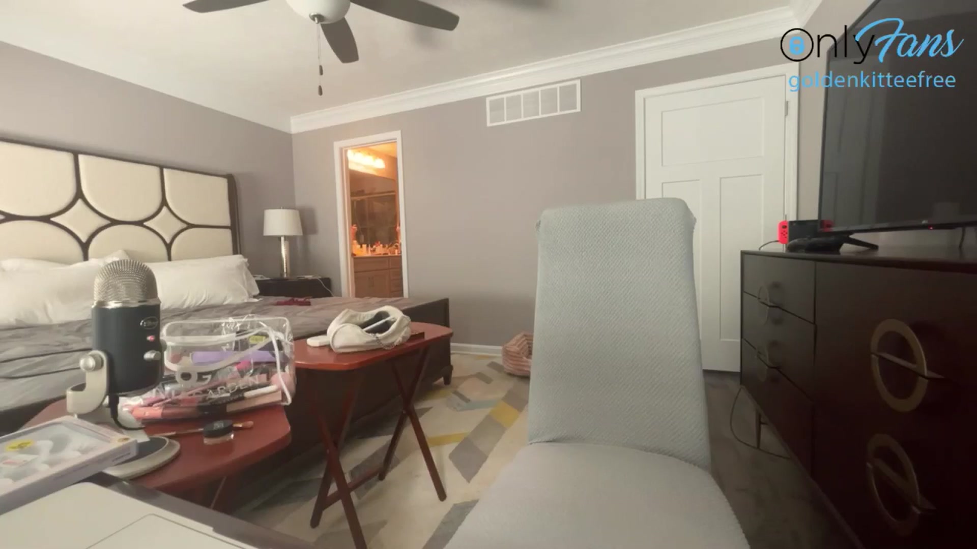 Gallery image thumbnail from GoldenKittee's myfreecams stream on, 06/28/2024, 20:29 image 17 of 20
