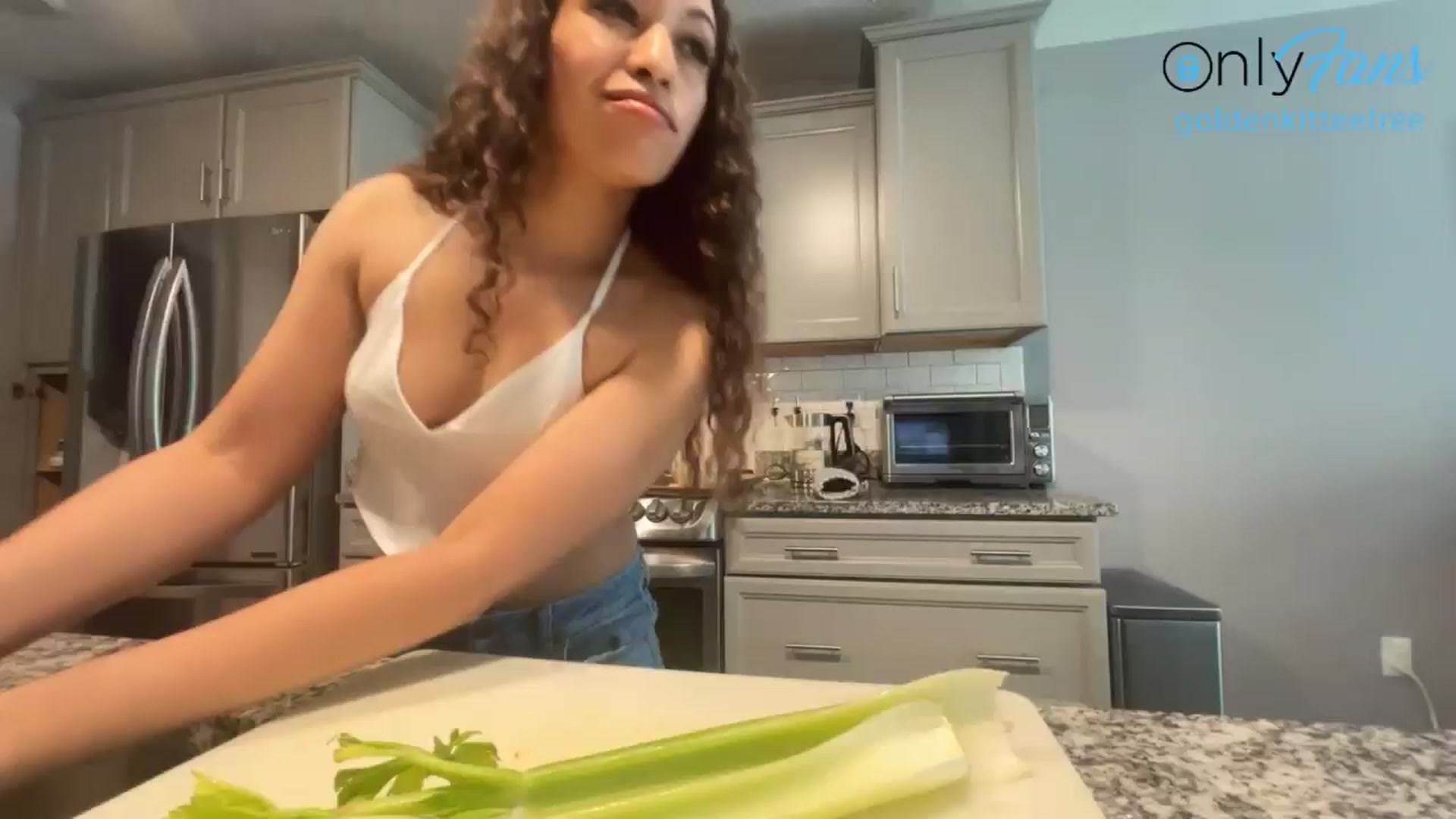 Gallery image thumbnail from GoldenKittee's myfreecams stream on, 06/28/2024, 21:48 image 3 of 20