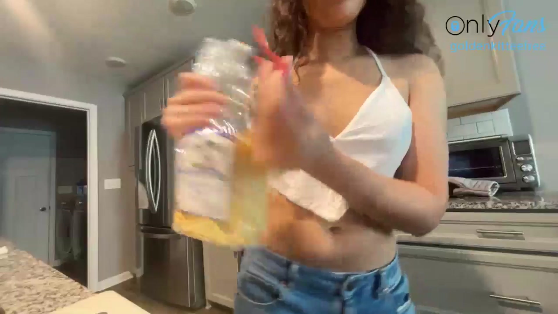 Gallery image thumbnail from GoldenKittee's myfreecams stream on, 06/28/2024, 21:48 image 17 of 20