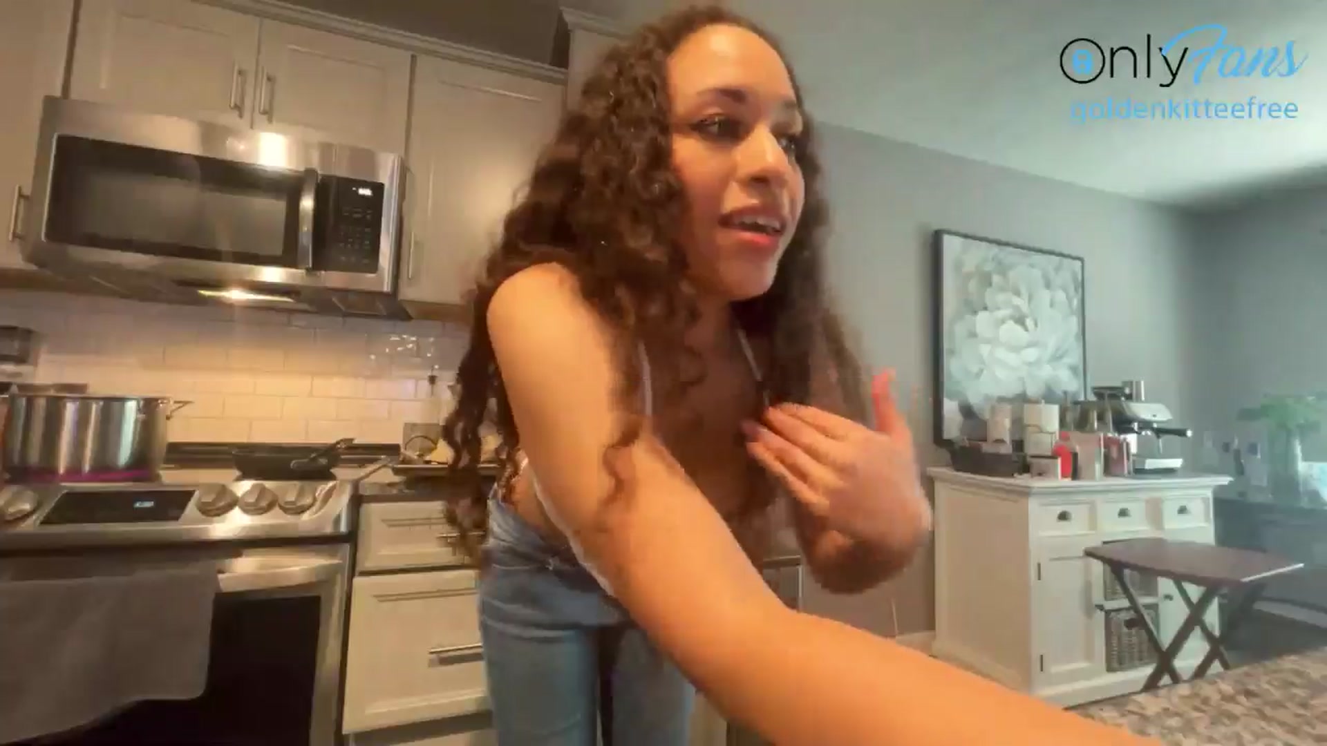 Gallery image thumbnail from GoldenKittee's myfreecams stream on, 06/28/2024, 22:12 image 5 of 20