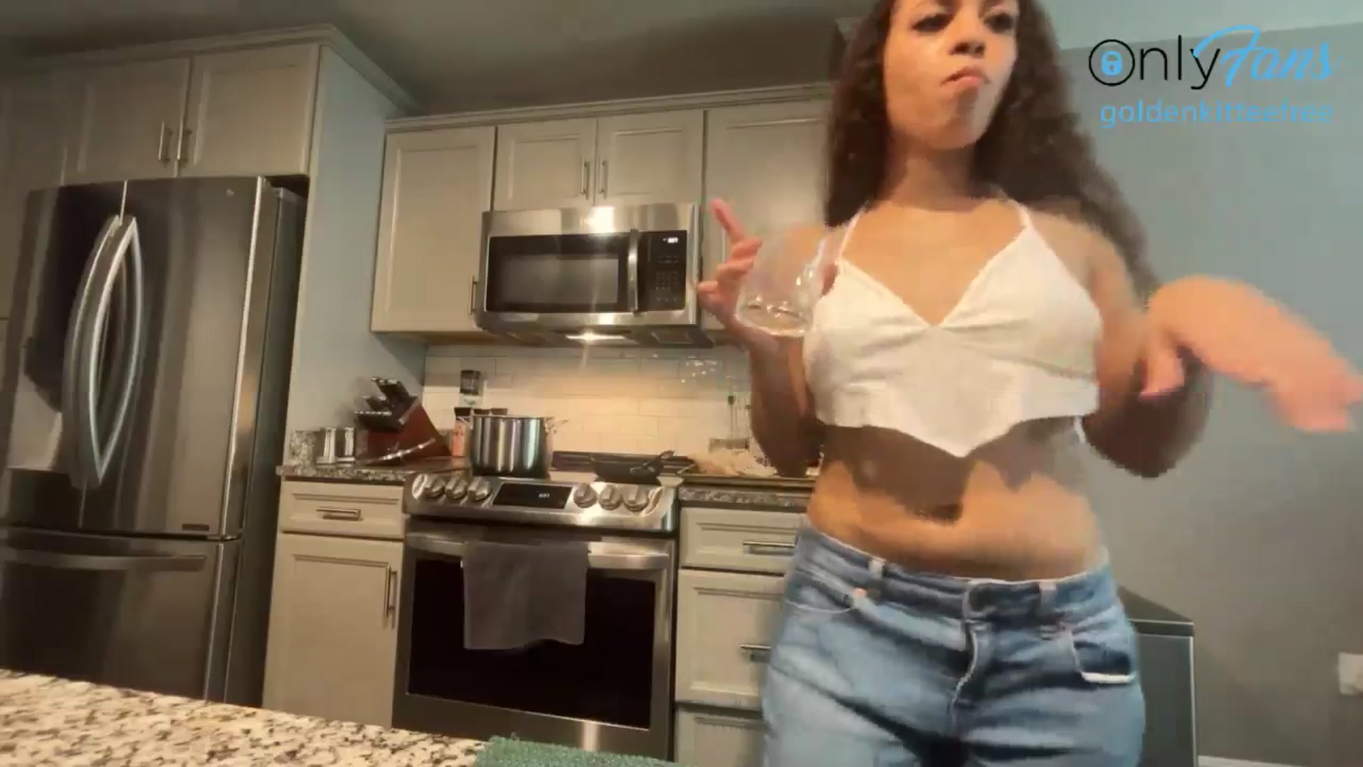 Gallery image thumbnail from GoldenKittee's myfreecams stream on, 06/28/2024, 22:12 image 13 of 20