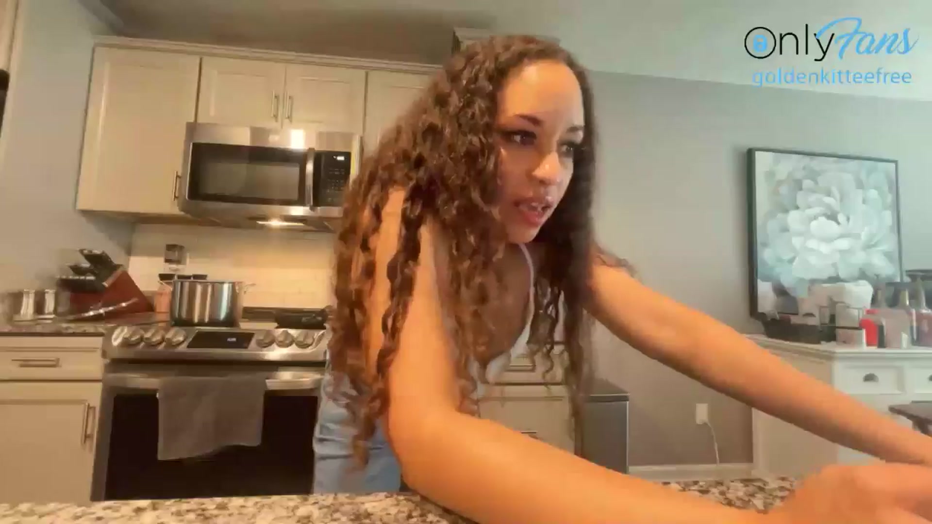 Gallery image thumbnail from GoldenKittee's myfreecams stream on, 06/28/2024, 22:12 image 16 of 20