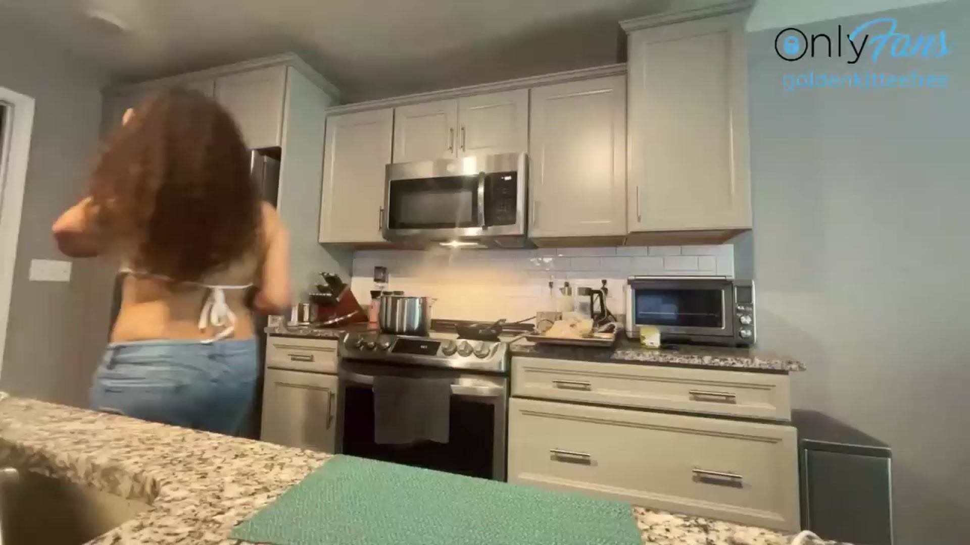 Gallery image thumbnail from GoldenKittee's myfreecams stream on, 06/28/2024, 22:12 image 1 of 20