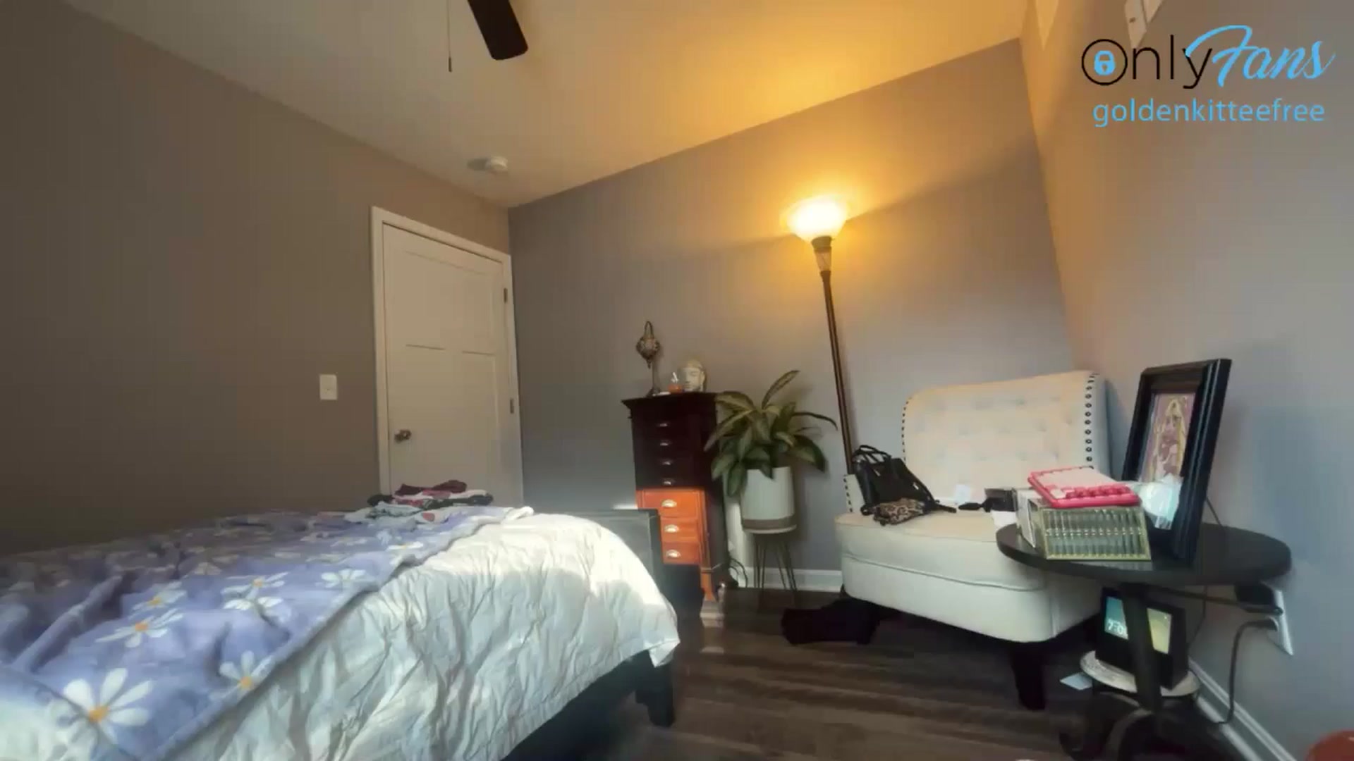 Gallery image thumbnail from GoldenKittee's myfreecams stream on, 06/29/2024, 02:51 image 2 of 20
