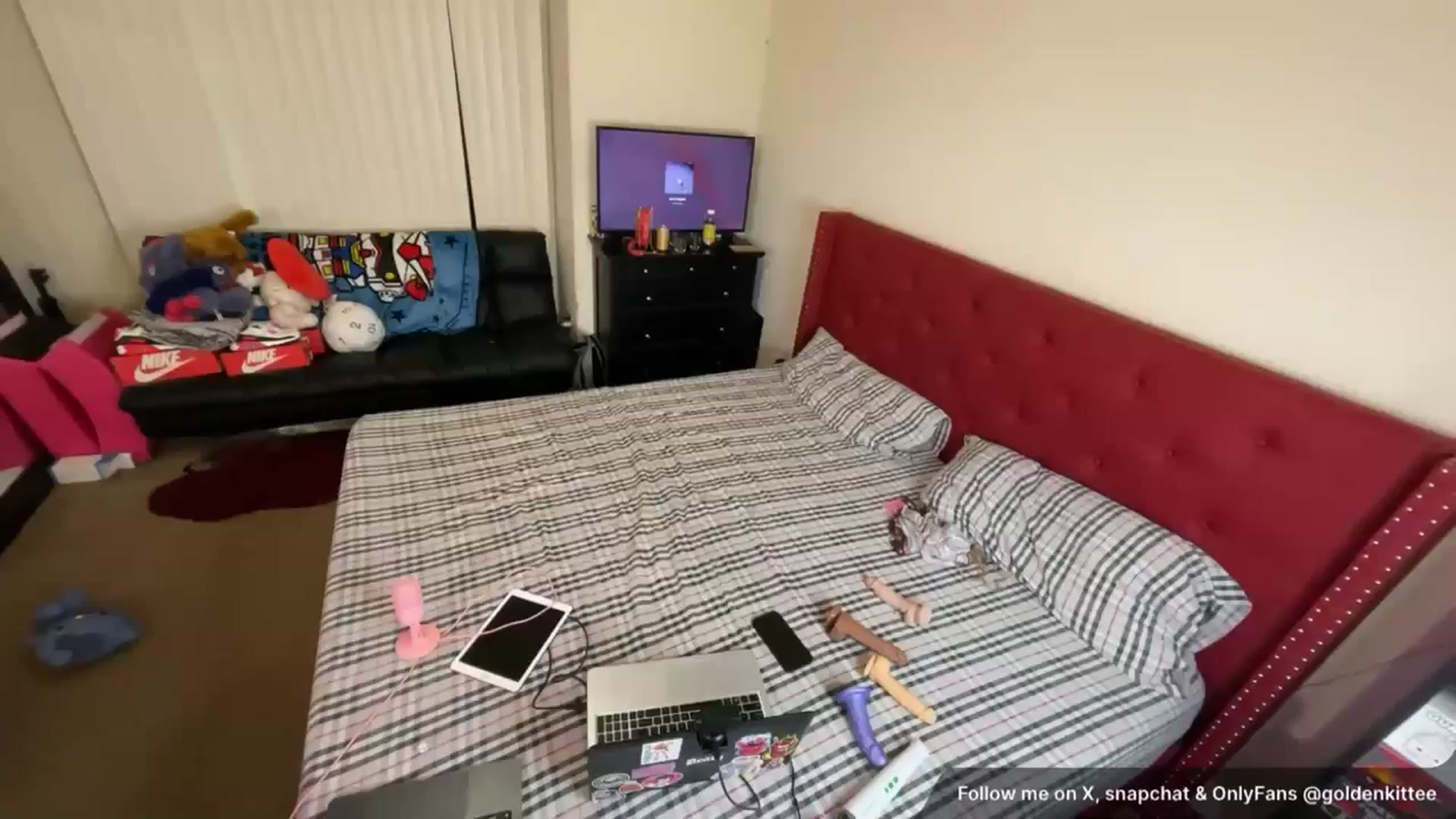 Gallery image thumbnail from GoldenKittee's myfreecams stream on, 02/20/2026, 12:46 image 3 of 20