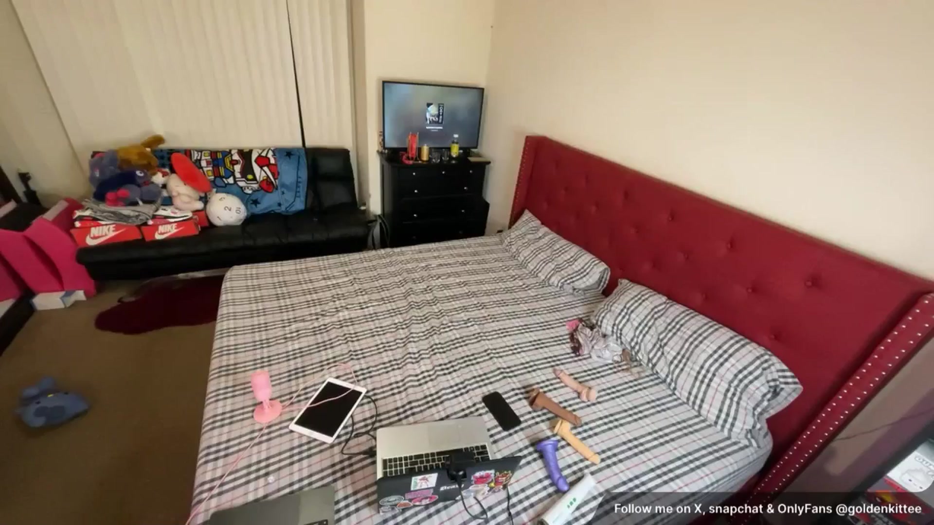 Gallery image thumbnail from GoldenKittee's myfreecams stream on, 02/20/2026, 12:46 image 1 of 20