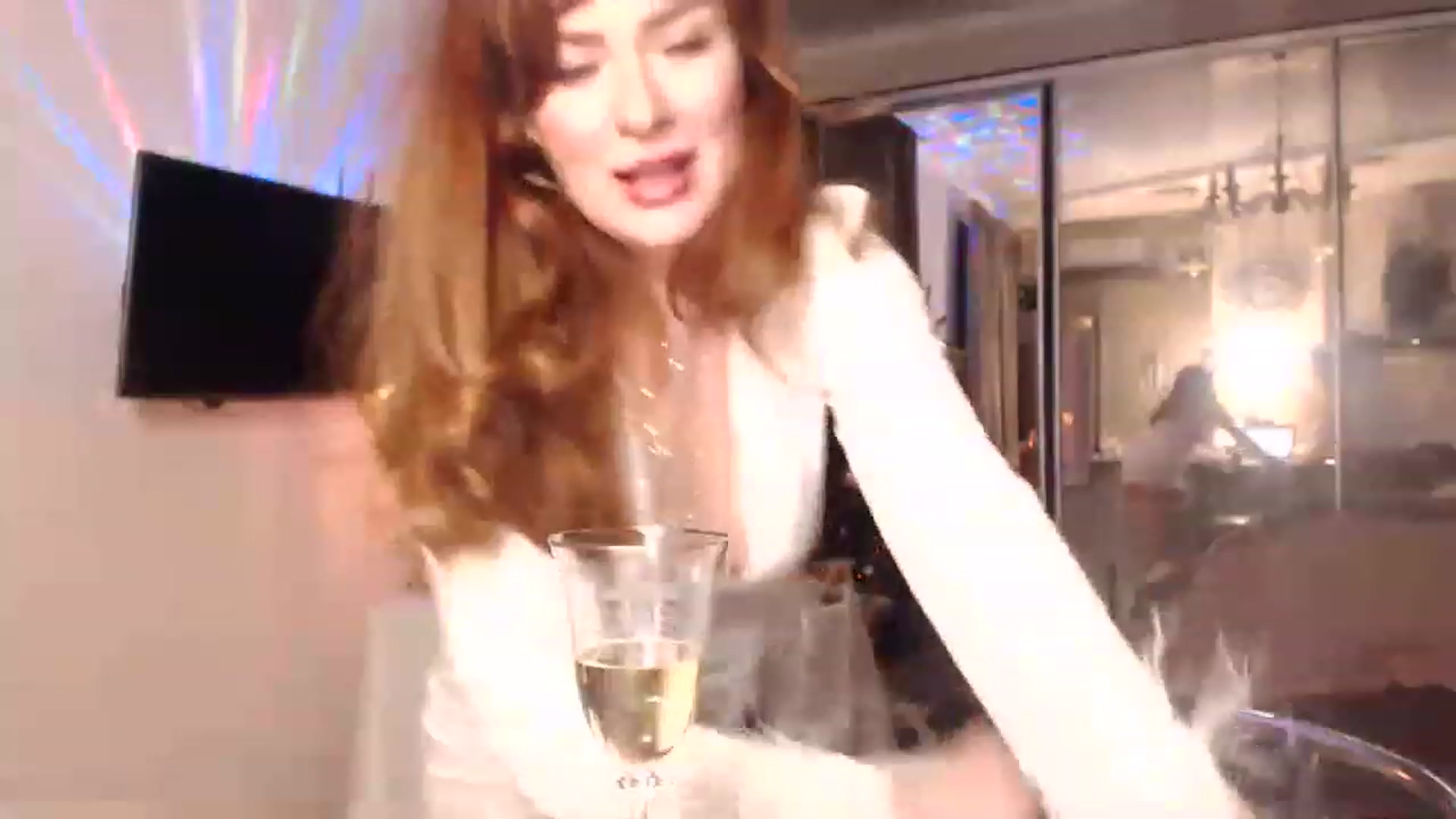 Gallery image thumbnail from Golden_Teaser's myfreecams stream on, 12/31/2022, 23:00 image 14 of 20