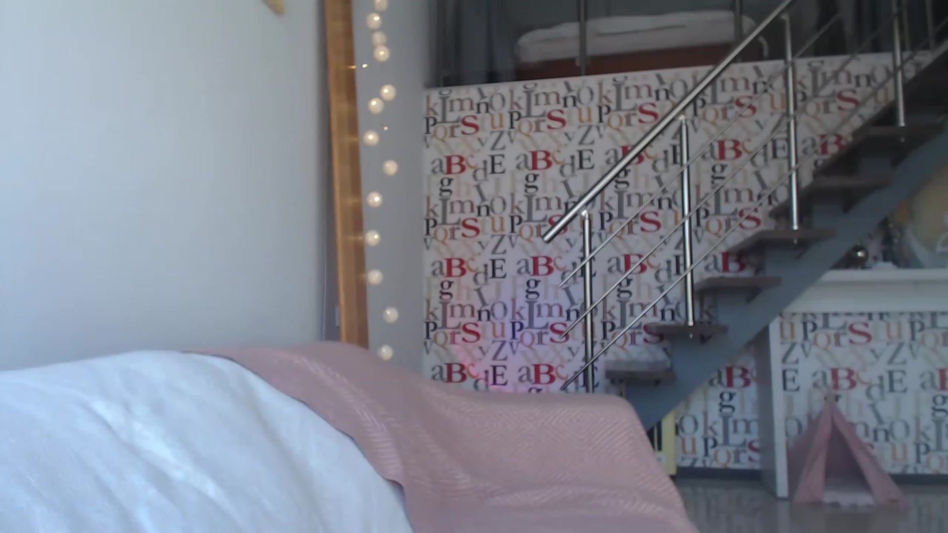 Gallery image thumbnail from Golden_Teaser's myfreecams stream on, 03/30/2023, 13:38 image 7 of 20