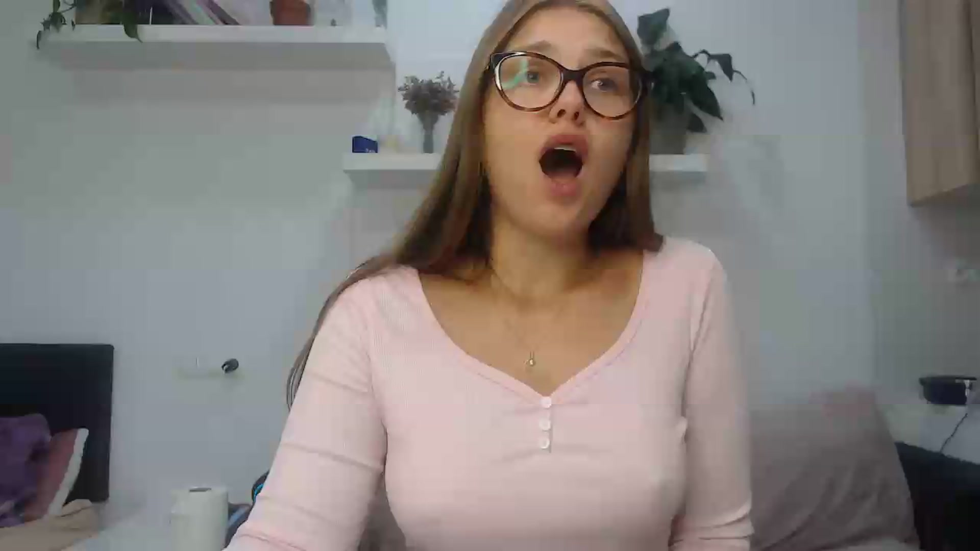 Gallery image thumbnail from Golden_doll_'s myfreecams stream on, 08/29/2026, 17:09 image 1 of 20