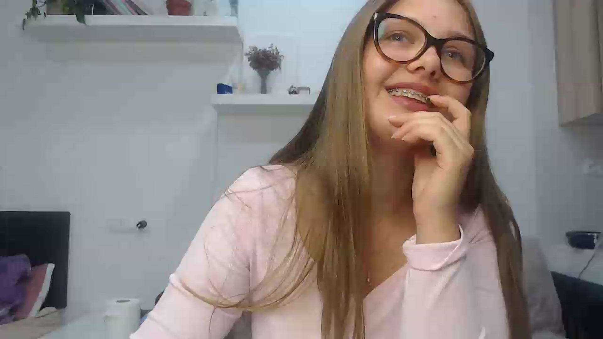 Gallery image thumbnail from Golden_doll_'s myfreecams stream on, 08/29/2026, 17:09 image 13 of 20