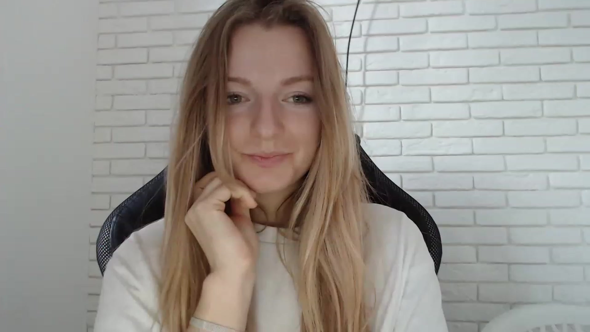 Gallery image thumbnail from Goldi_lady's myfreecams stream on, 01/01/2023, 13:56 image 17 of 20