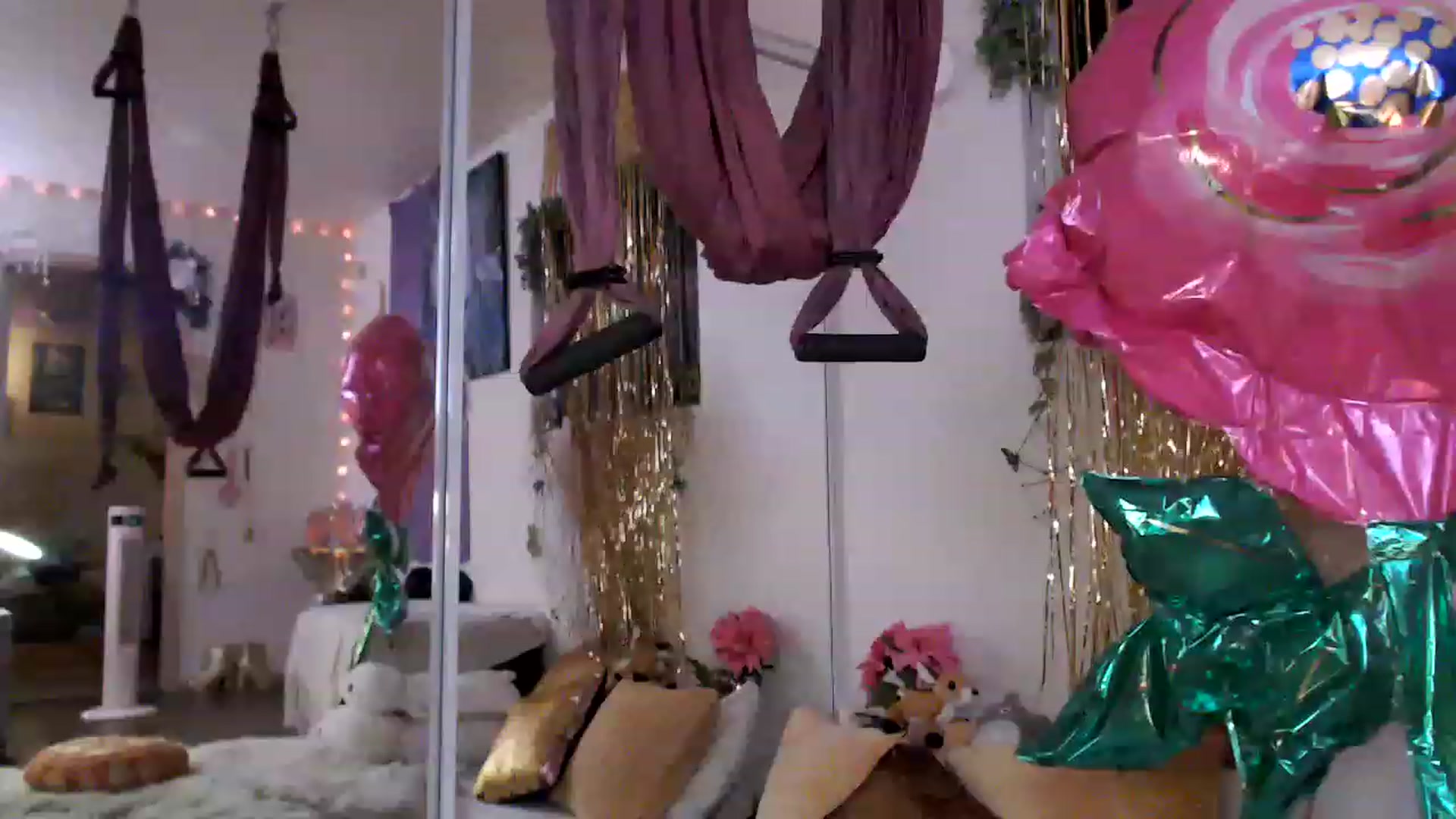 Gallery image thumbnail from GoldieFawn's myfreecams stream on, 06/10/2023, 09:12 image 15 of 20