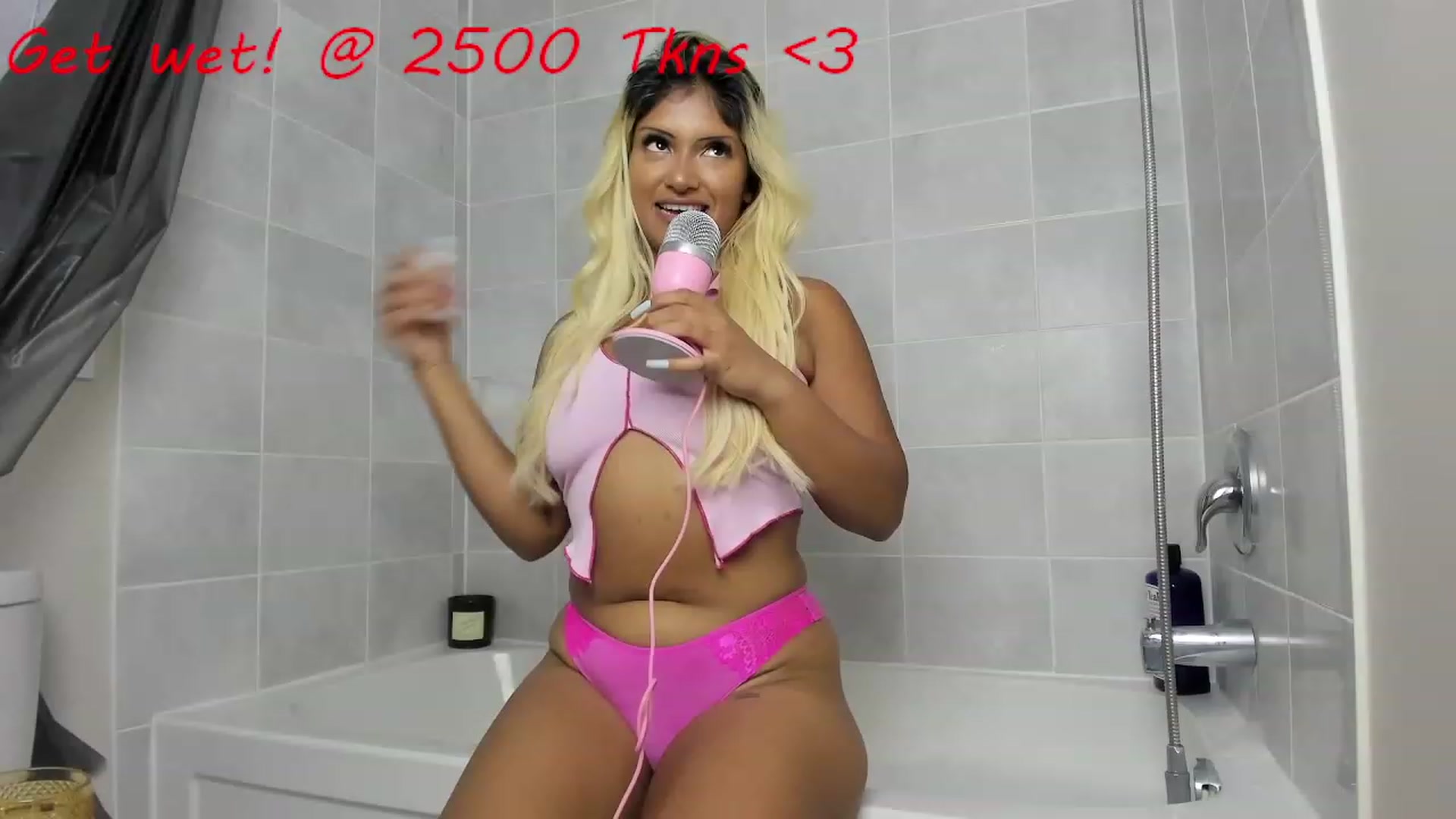 Gallery image thumbnail from GoodGirlGiaa's myfreecams stream on, 12/02/2022, 03:45 image 12 of 20