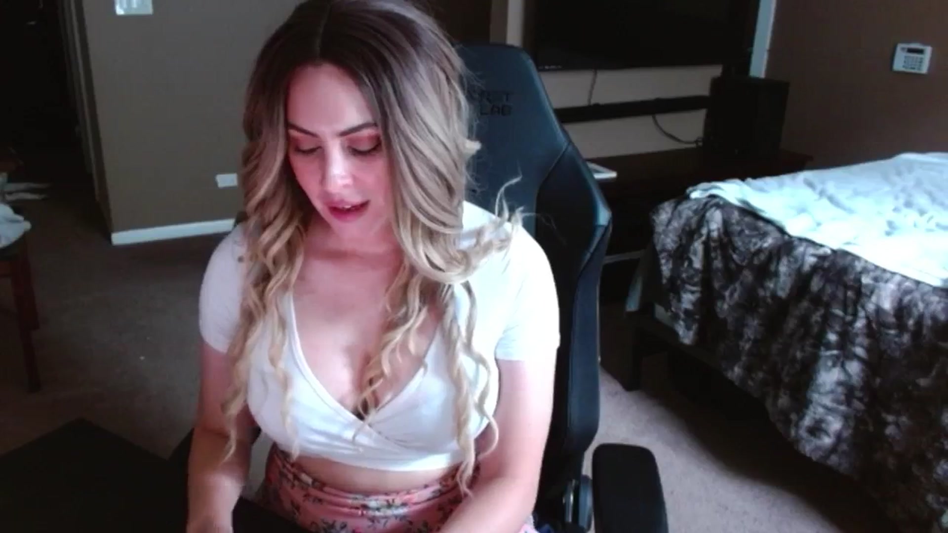 Gallery image thumbnail from Google_'s myfreecams stream on, 08/05/2024, 23:20 image 18 of 20