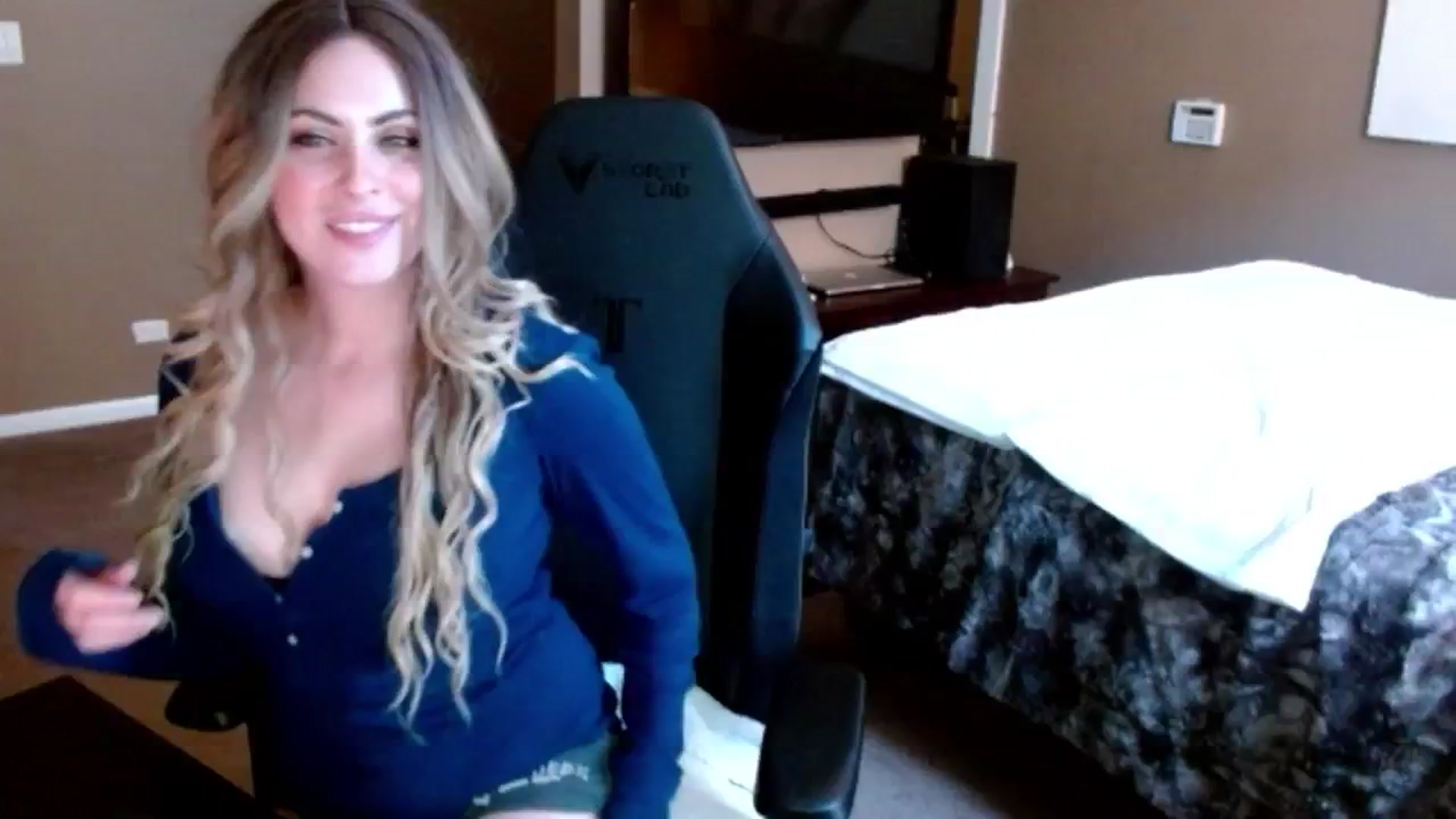Gallery image thumbnail from Google_'s myfreecams stream on, 08/08/2024, 24:15 image 13 of 20