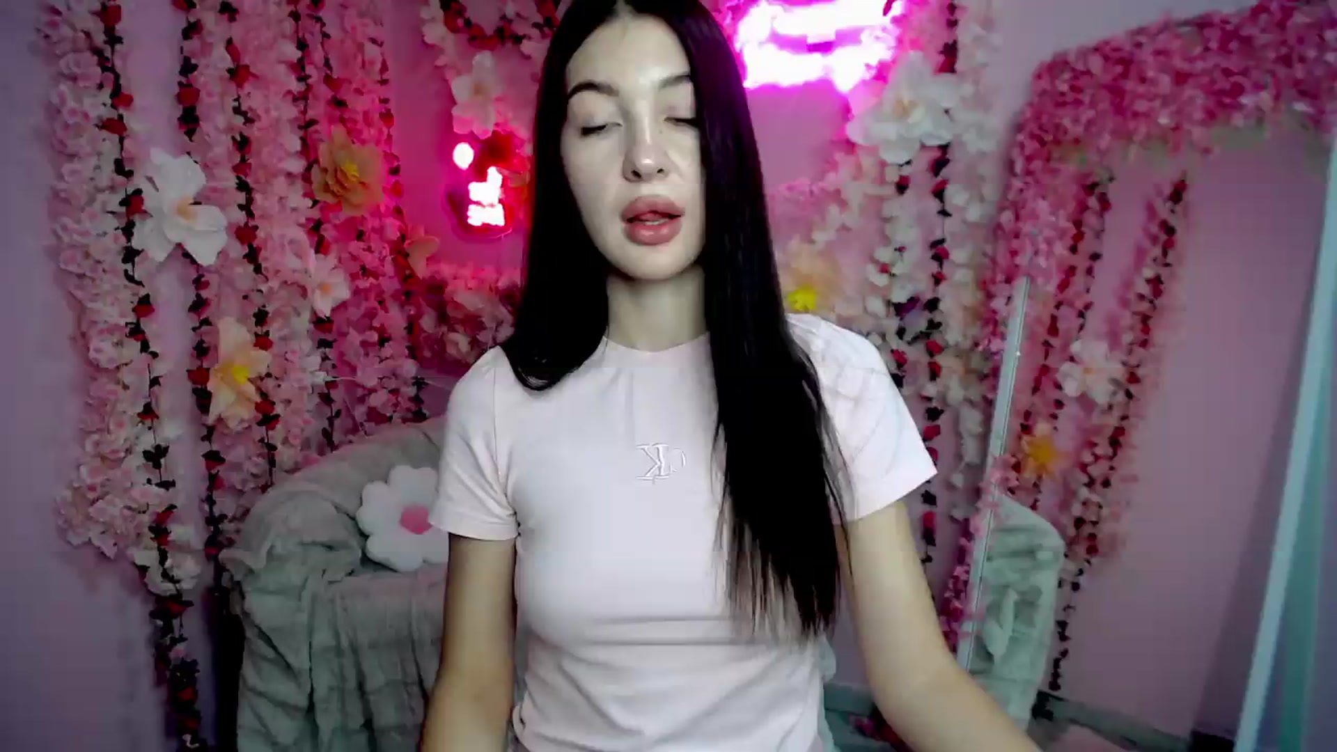 Gallery image thumbnail from GraceBennet's myfreecams stream on, 08/13/2026, 09:22 image 17 of 20