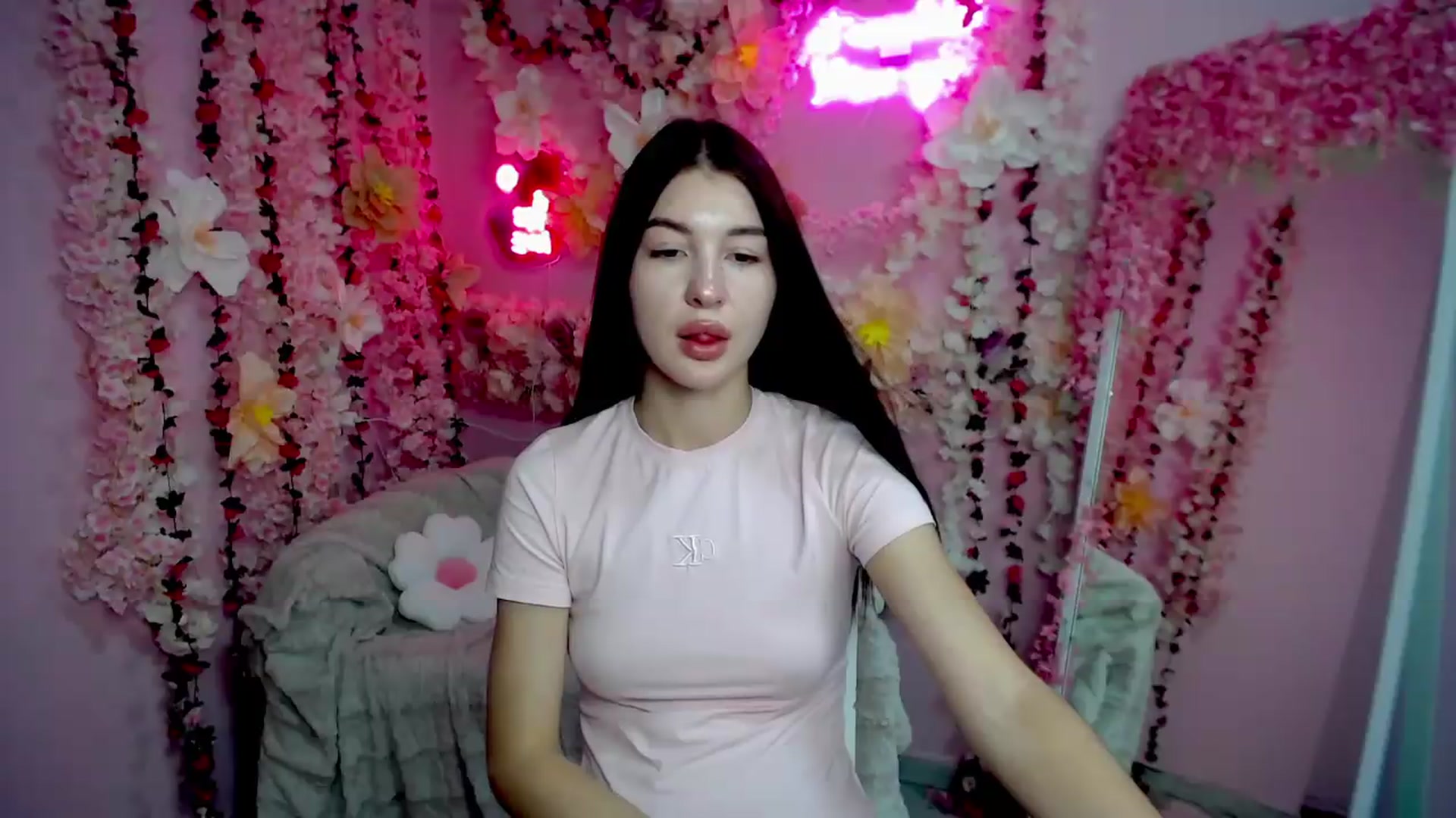 Gallery image thumbnail from GraceBennet's myfreecams stream on, 08/13/2026, 10:57 image 18 of 20