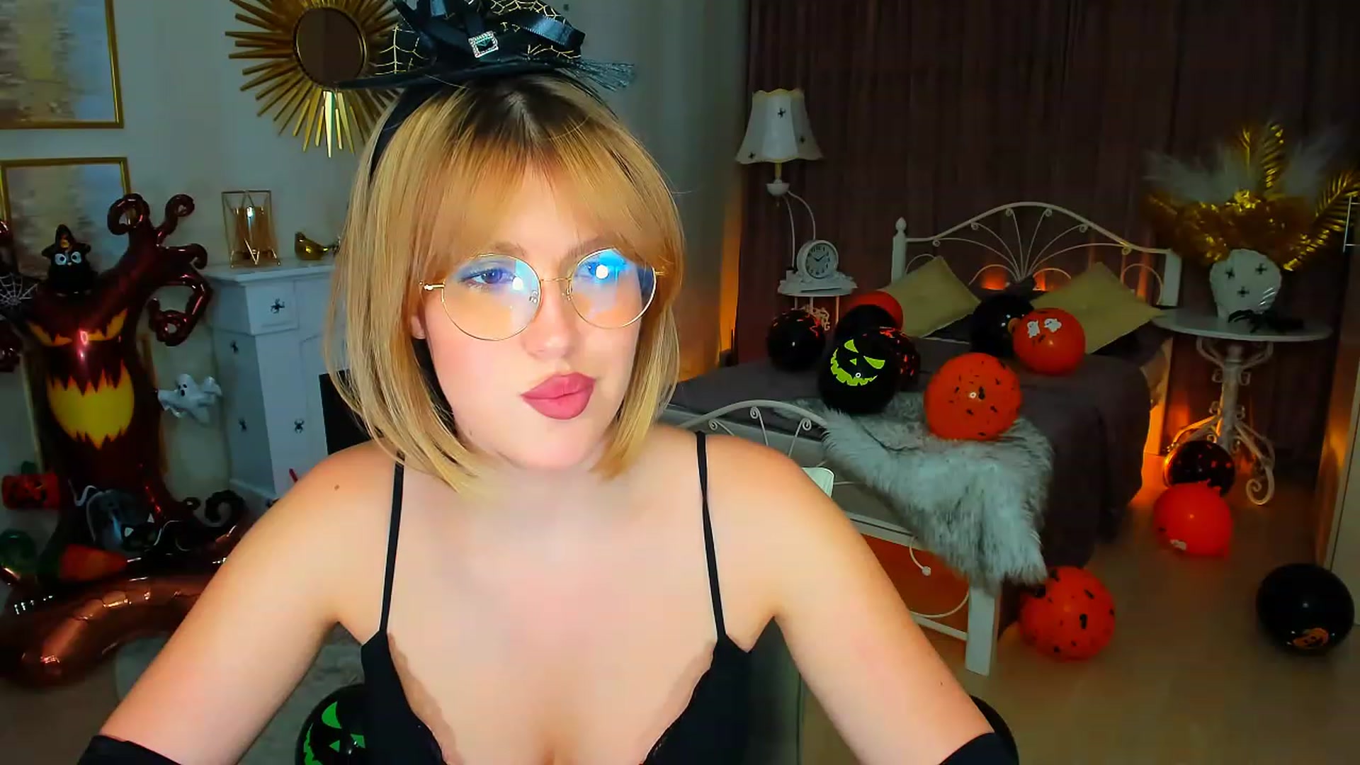 Gallery image thumbnail from GracePanther's myfreecams stream on, 10/31/2023, 07:47 image 2 of 20