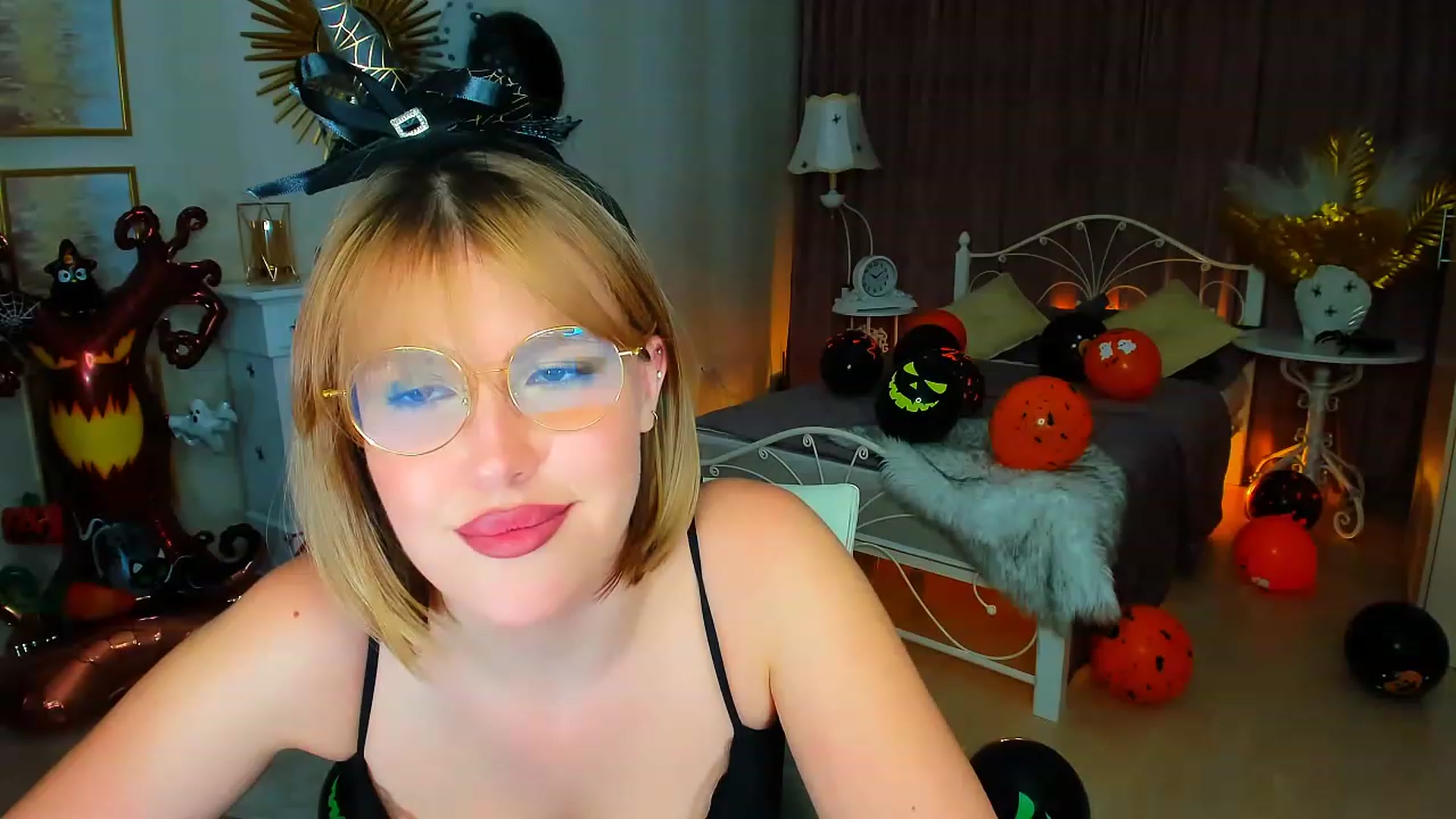 Gallery image thumbnail from GracePanther's myfreecams stream on, 10/31/2023, 07:47 image 6 of 20