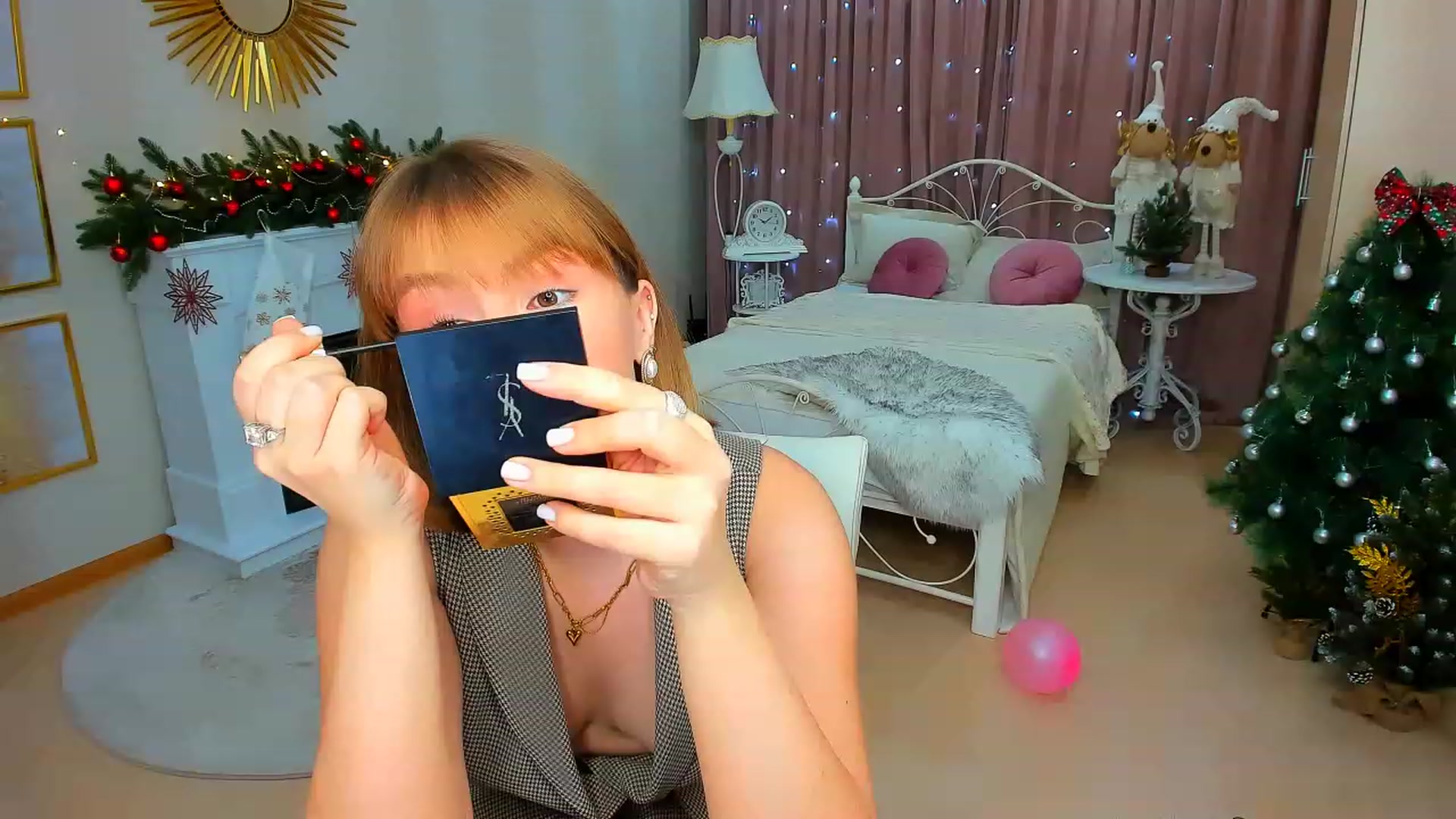 Gallery image thumbnail from GracePanther's myfreecams stream on, 12/25/2023, 05:19 image 5 of 20