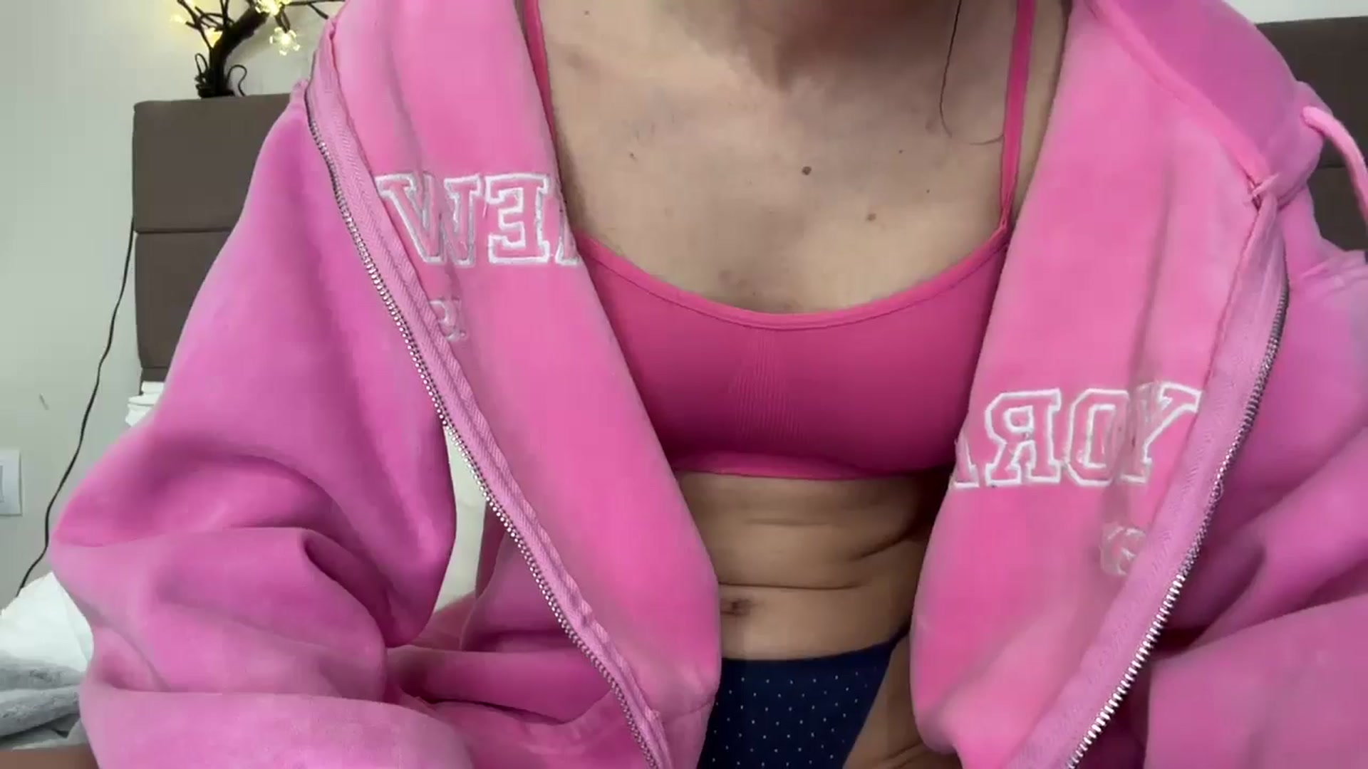Gallery image thumbnail from GracieJade's myfreecams stream on, 04/09/2025, 16:09 image 19 of 20