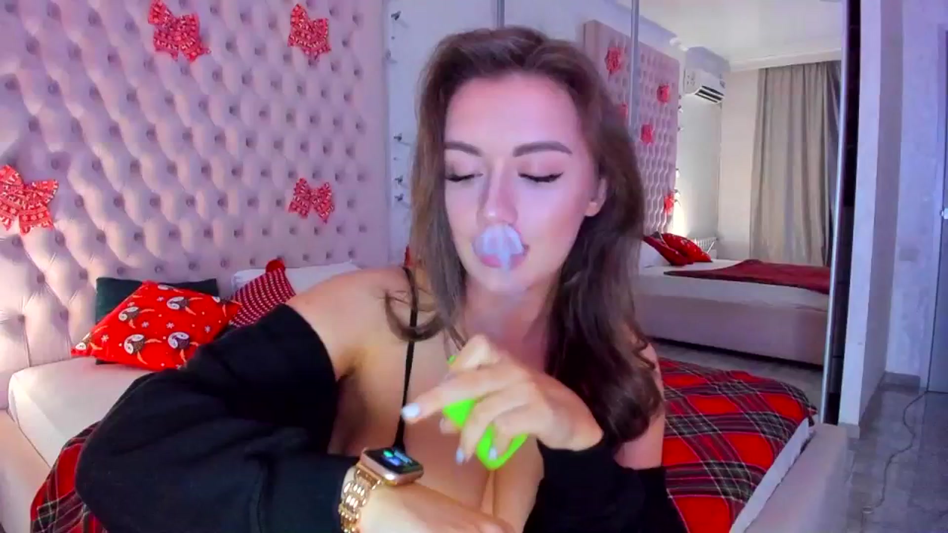 Gallery image thumbnail from GreenEyesKris's myfreecams stream on, 01/06/2024, 16:52 image 20 of 20