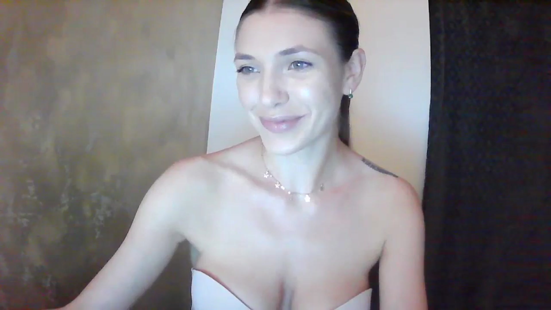 Gallery image thumbnail from GreenKittyy's myfreecams stream on, 07/07/2023, 24:27 image 10 of 20
