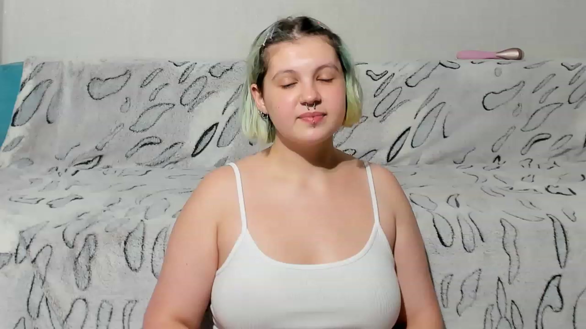 Gallery image thumbnail from Green_Kira's myfreecams stream on, 08/01/2023, 13:35 image 1 of 20