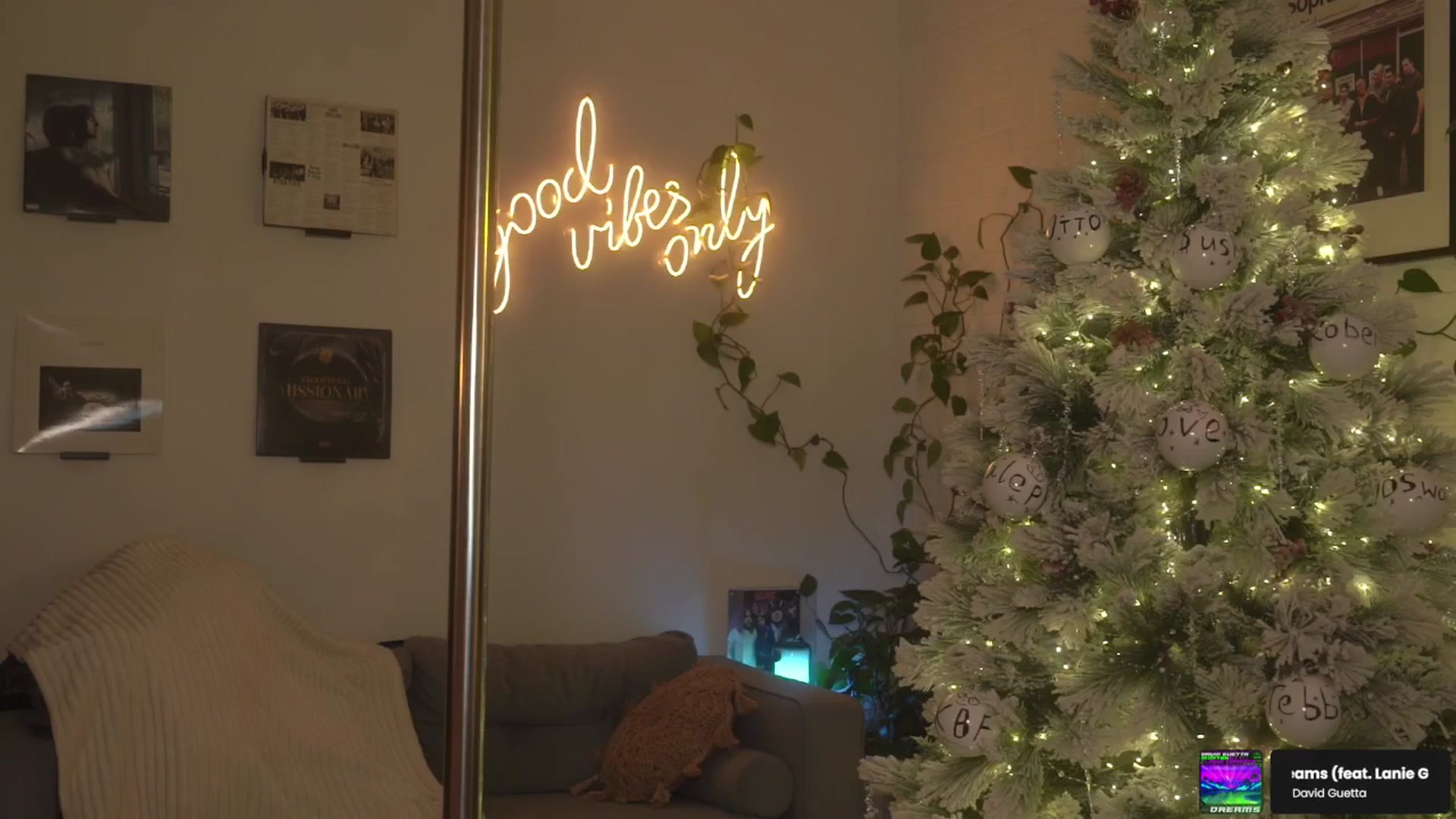 Gallery image thumbnail from Grinch_Vibes's myfreecams stream on, 12/19/2025, 24:50 image 8 of 20