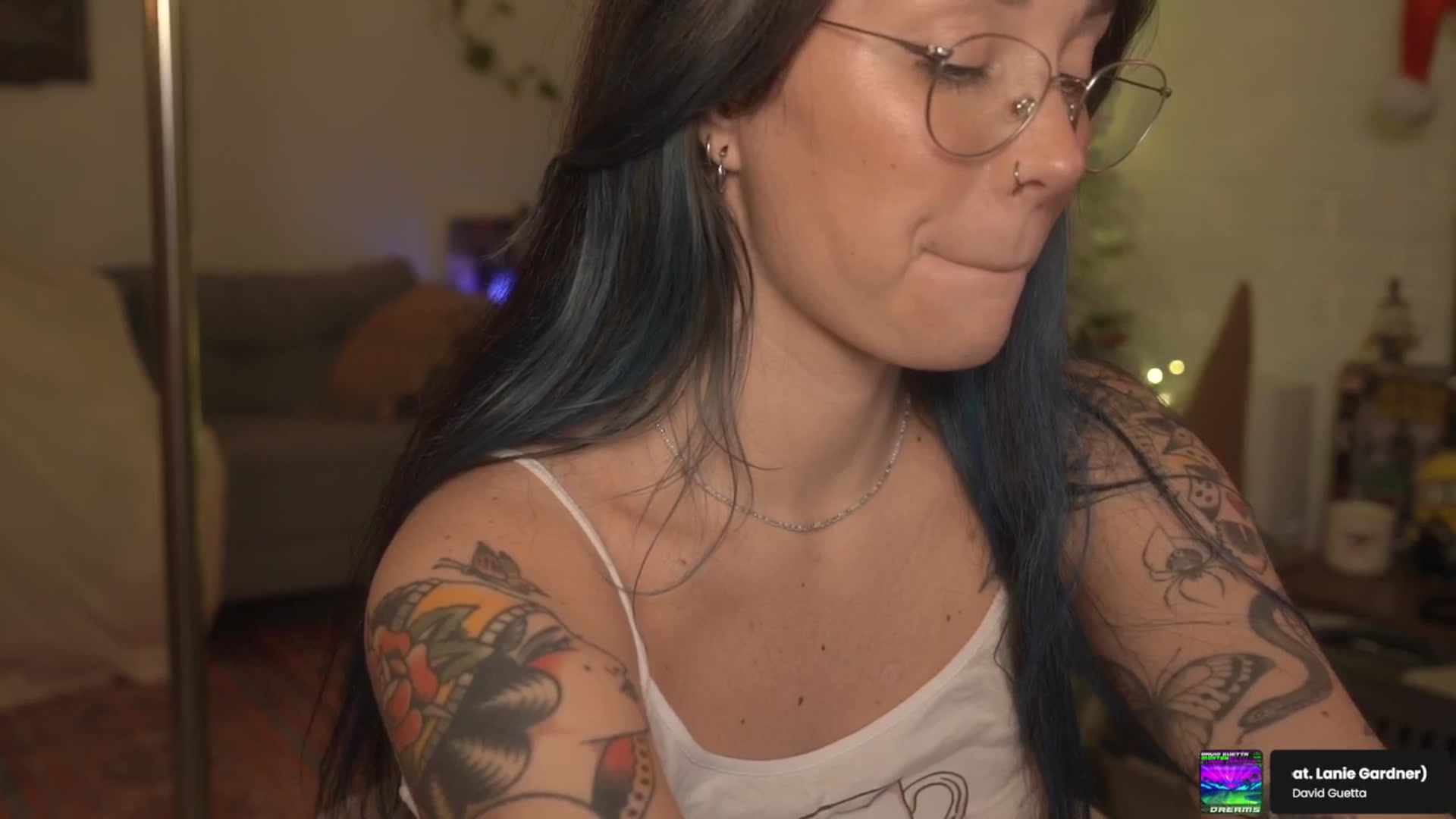 Gallery image thumbnail from Grinch_Vibes's myfreecams stream on, 12/19/2025, 24:50 image 9 of 20