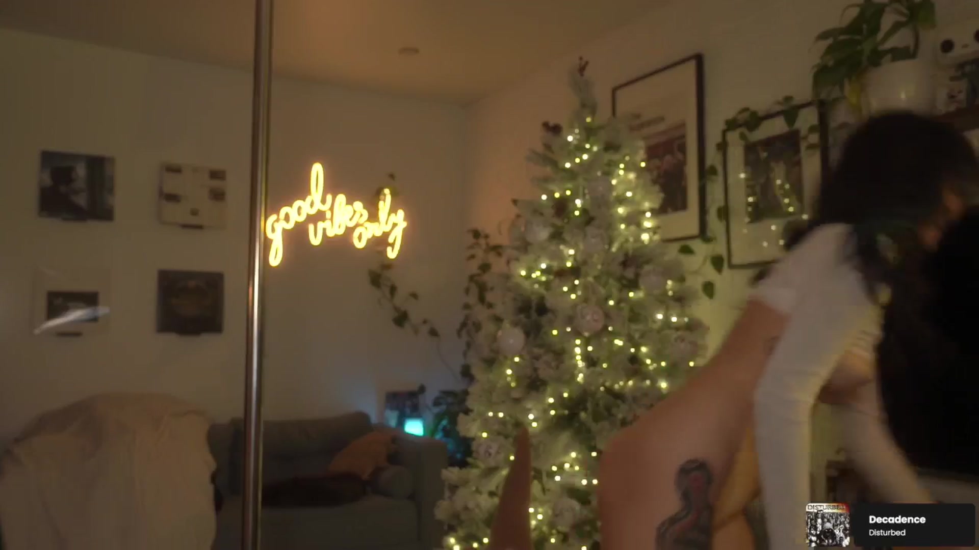 Gallery image thumbnail from Grinch_Vibes's myfreecams stream on, 12/21/2025, 03:11 image 13 of 20