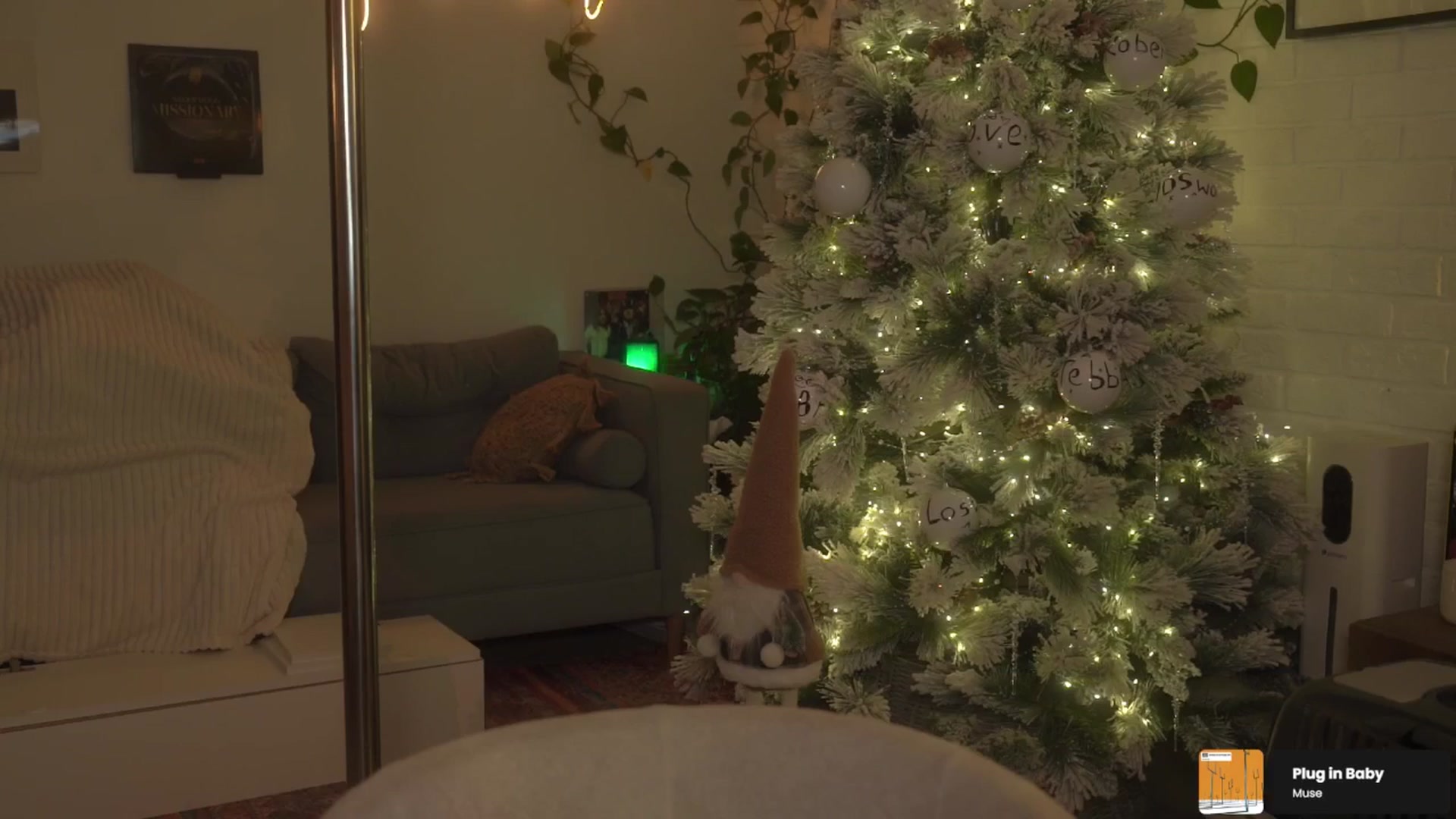 Gallery image thumbnail from Grinch_Vibes's myfreecams stream on, 12/24/2025, 02:55 image 16 of 20