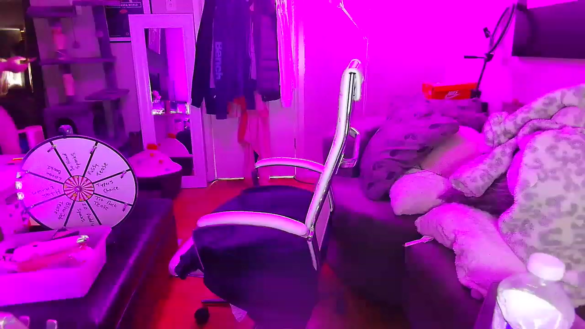 Gallery image thumbnail from Grumpycatxo's myfreecams stream on, 11/14/2022, 19:08 image 18 of 20