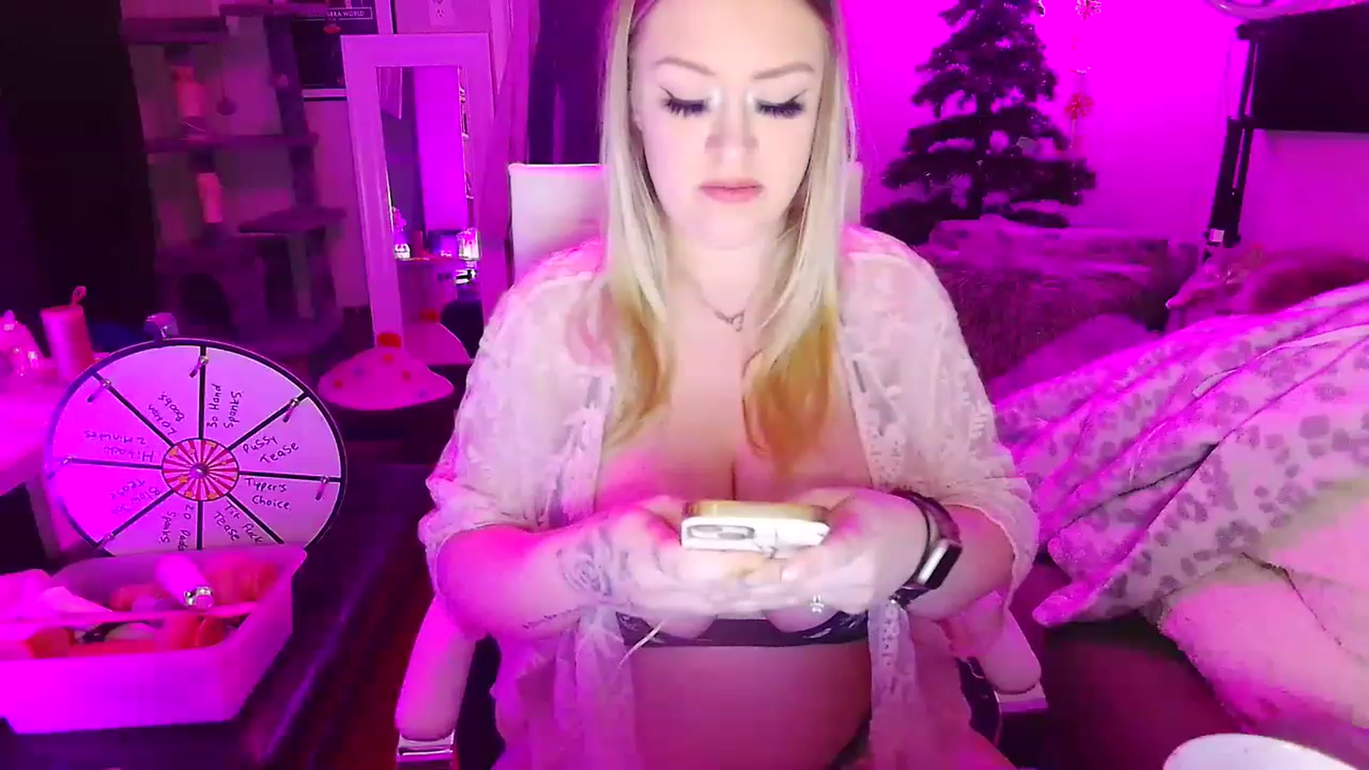 Gallery image thumbnail from Grumpycatxo's myfreecams stream on, 11/30/2022, 22:28 image 4 of 20