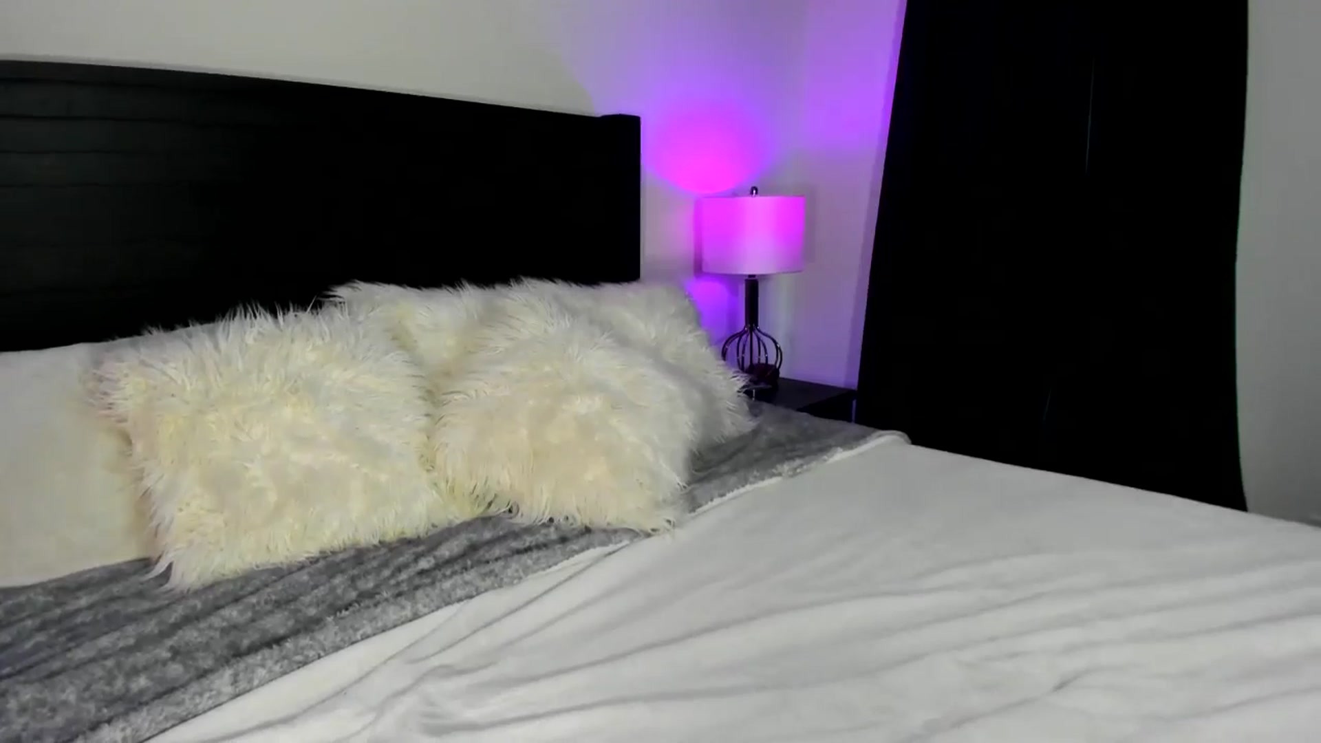 Gallery image thumbnail from GwenBB's myfreecams stream on, 10/17/2024, 21:37 image 5 of 20