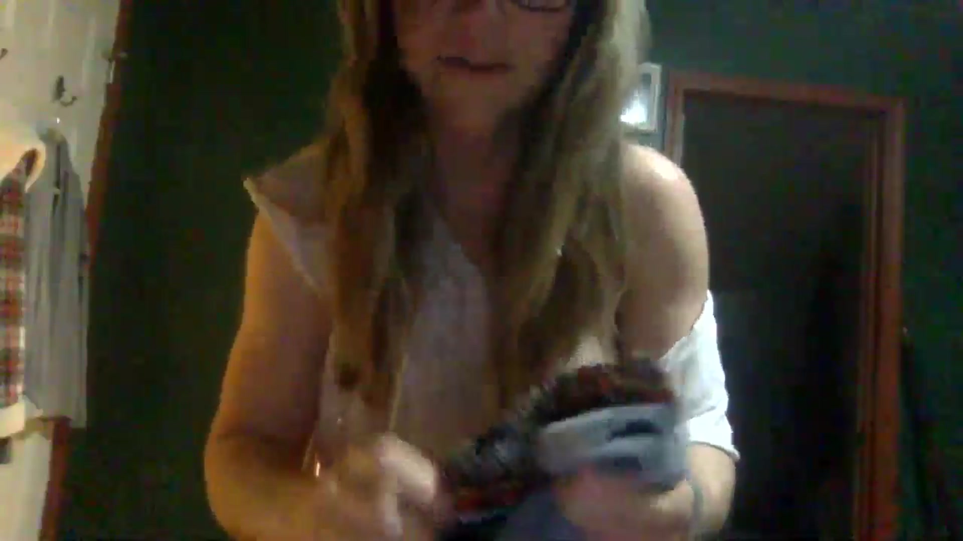 Gallery image thumbnail from GwenieDragon's myfreecams stream on, 05/03/2024, 24:45 image 6 of 20