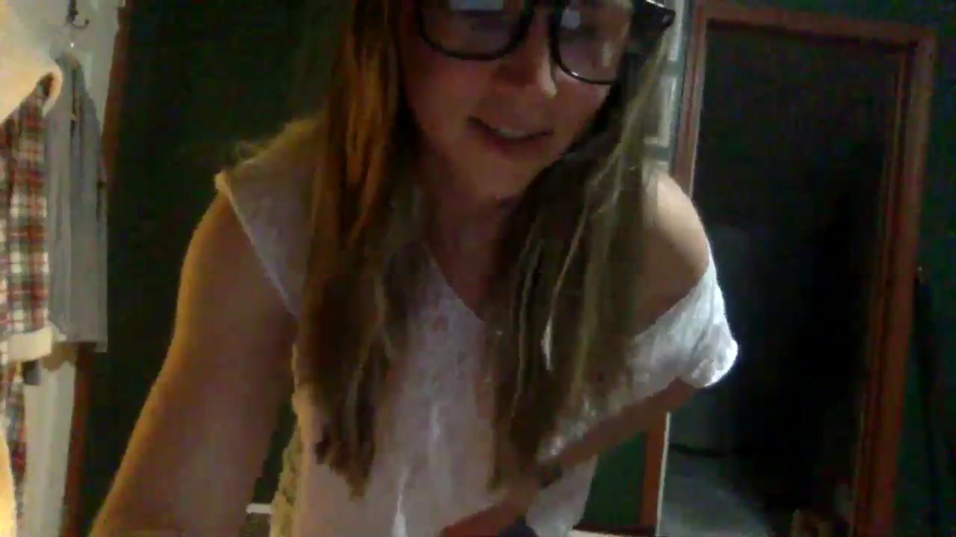 Gallery image thumbnail from GwenieDragon's myfreecams stream on, 05/03/2024, 24:45 image 8 of 20