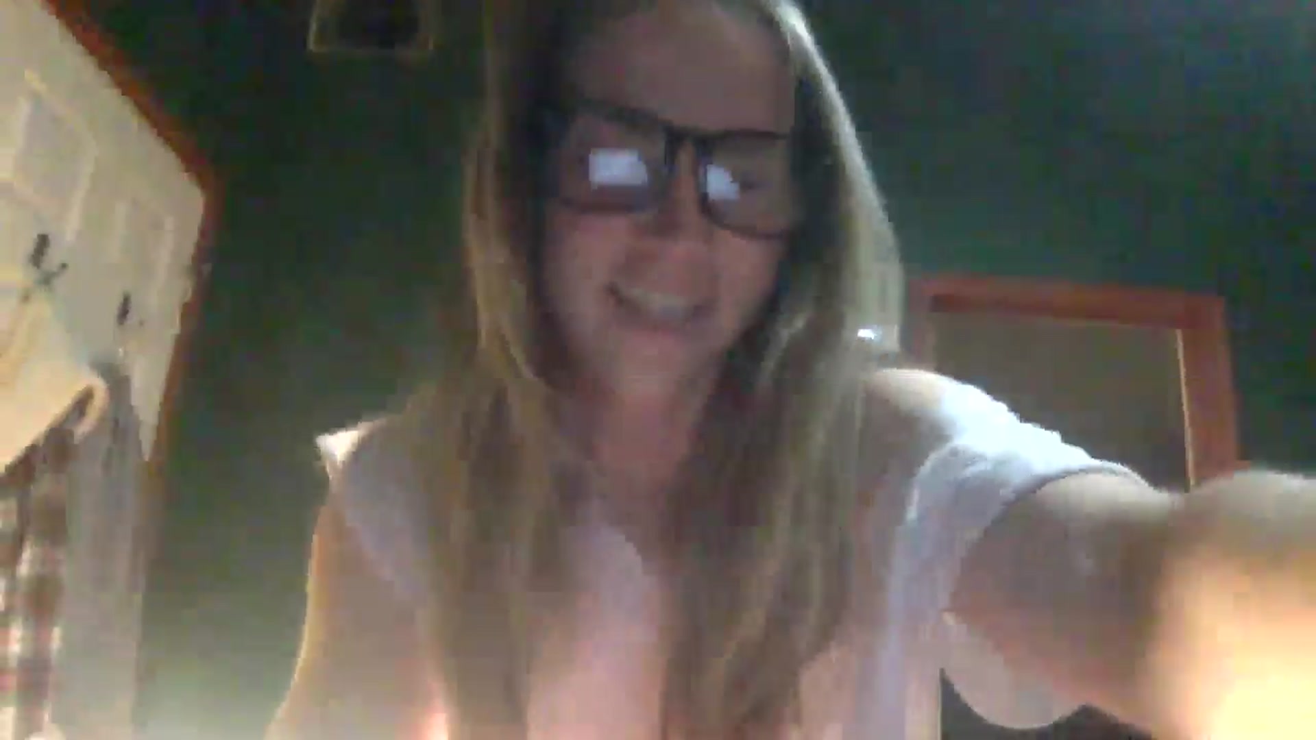 Gallery image thumbnail from GwenieDragon's myfreecams stream on, 05/03/2024, 24:45 image 7 of 20