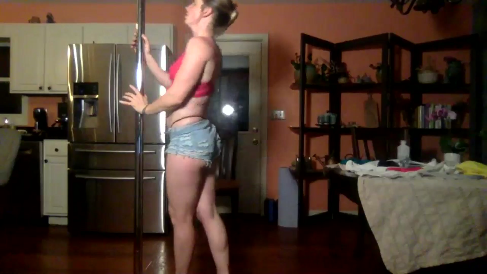 Gallery image thumbnail from GwenieDragon's myfreecams stream on, 05/05/2024, 02:07 image 2 of 20