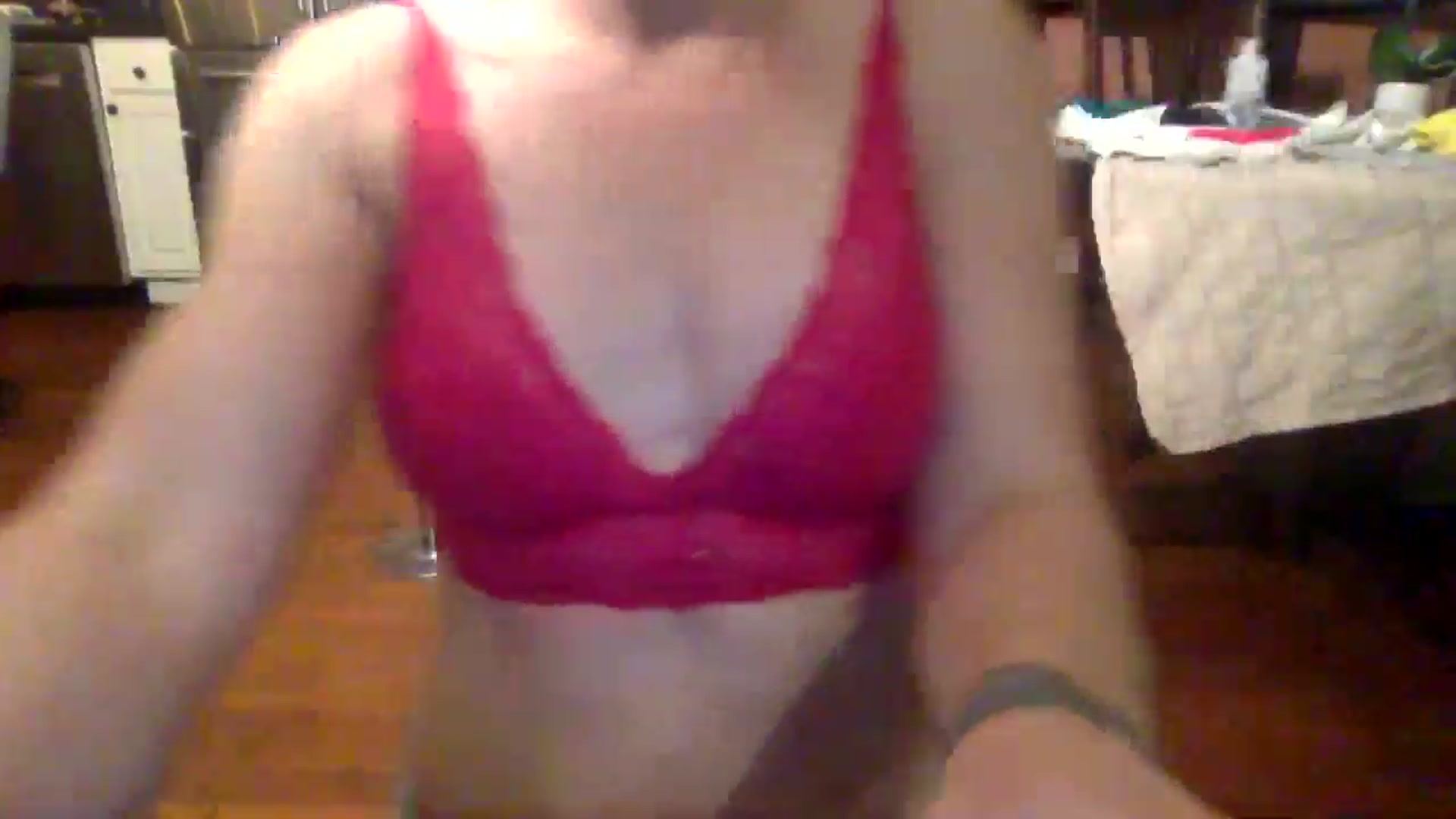 Gallery image thumbnail from GwenieDragon's myfreecams stream on, 05/05/2024, 02:07 image 6 of 20