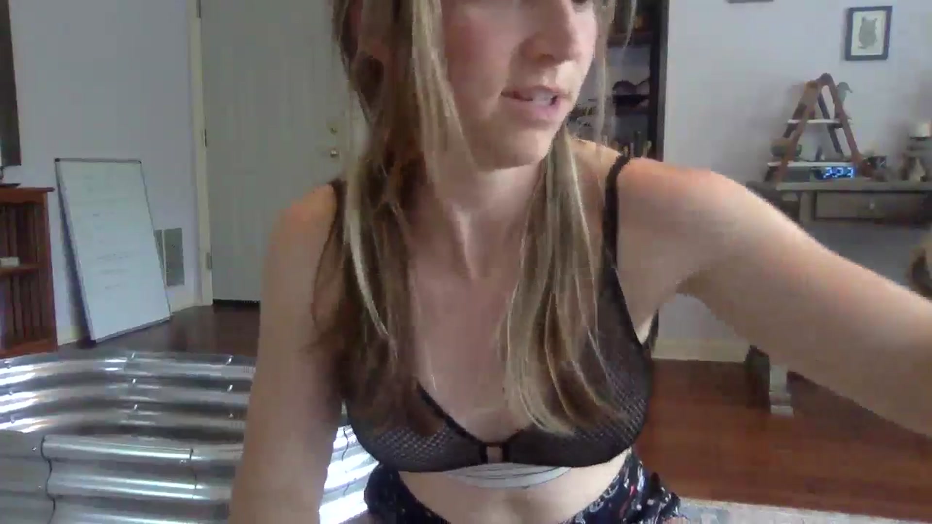 Gallery image thumbnail from GwenieDragon's myfreecams stream on, 05/06/2024, 18:51 image 11 of 20