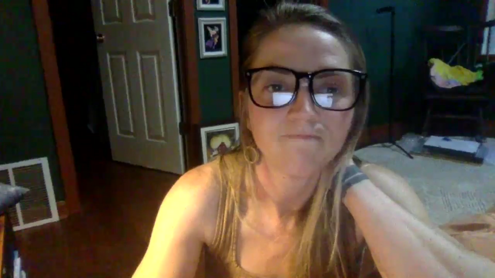Gallery image thumbnail from GwenieDragon's myfreecams stream on, 05/13/2024, 24:32 image 8 of 20