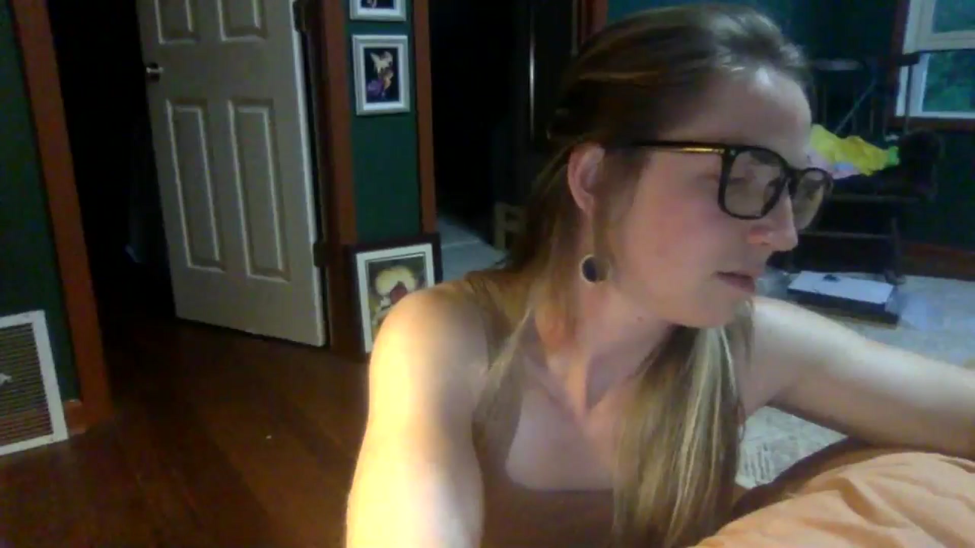 Gallery image thumbnail from GwenieDragon's myfreecams stream on, 05/13/2024, 24:32 image 10 of 20