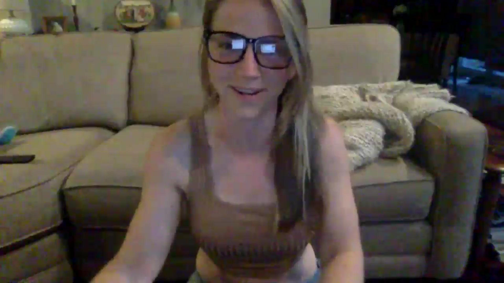 Gallery image thumbnail from GwenieDragon's myfreecams stream on, 05/13/2024, 24:32 image 18 of 20