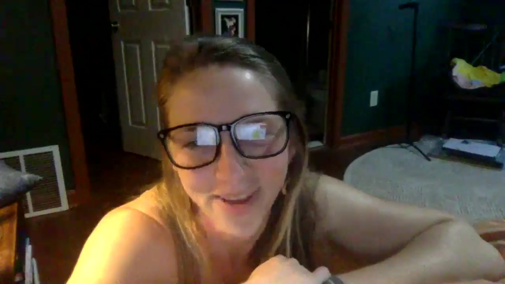 Gallery image thumbnail from GwenieDragon's myfreecams stream on, 05/13/2024, 24:32 image 3 of 20