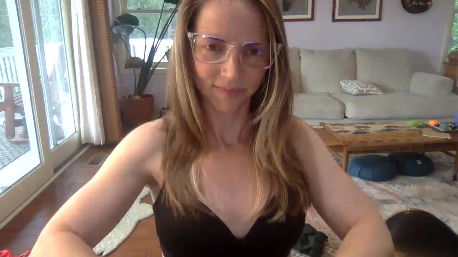 Gallery image thumbnail from GwenieDragon's myfreecams stream on, 05/15/2024, 20:18 image 12 of 20